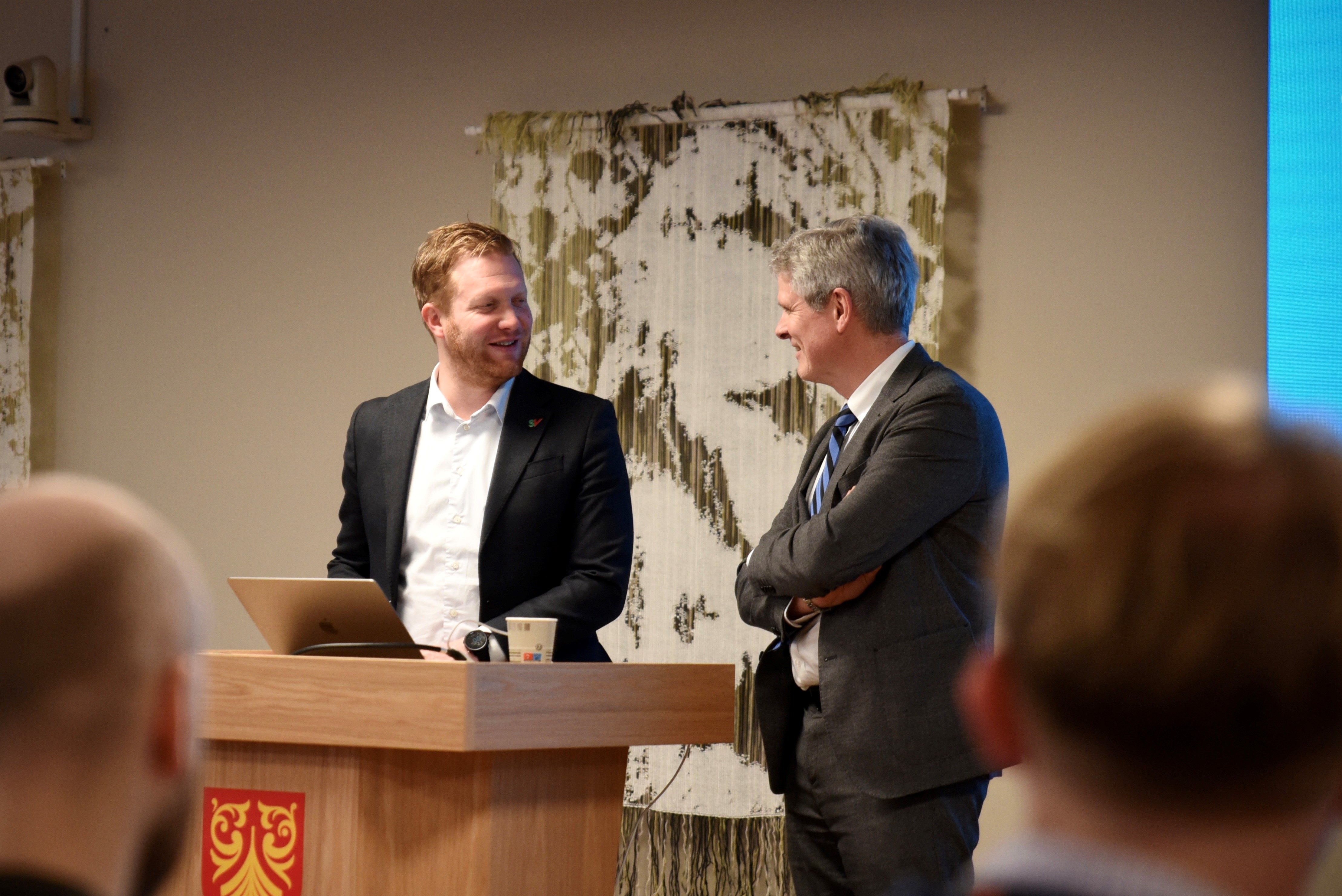 To menn ved talerstol