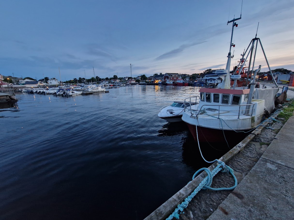 Fiskebåt til kai i Krukehavn på Hvasser.