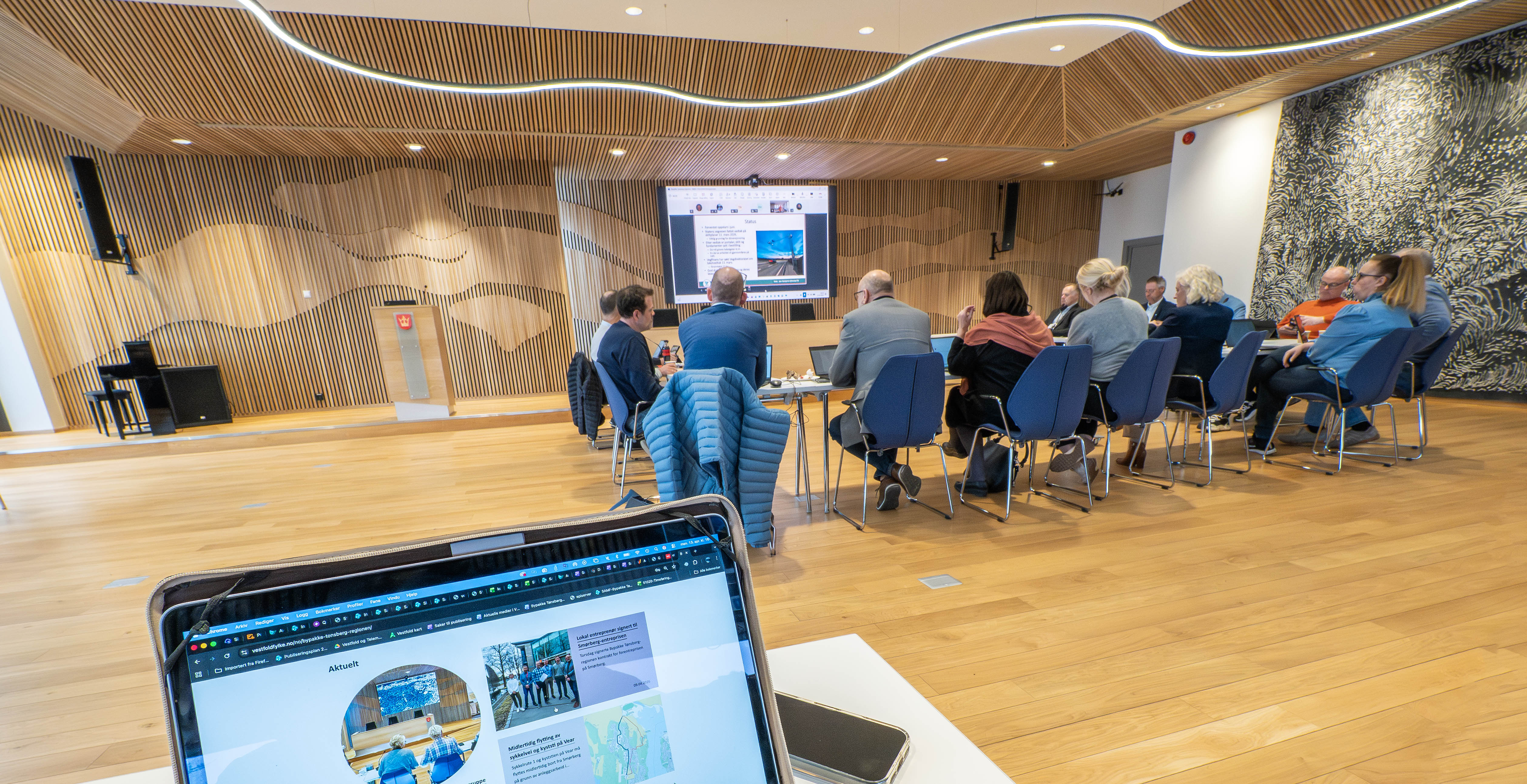 Foto av personer i møte under Bypakke Tønsberg-regionens overordnet styringsgruppe 13. april 2026