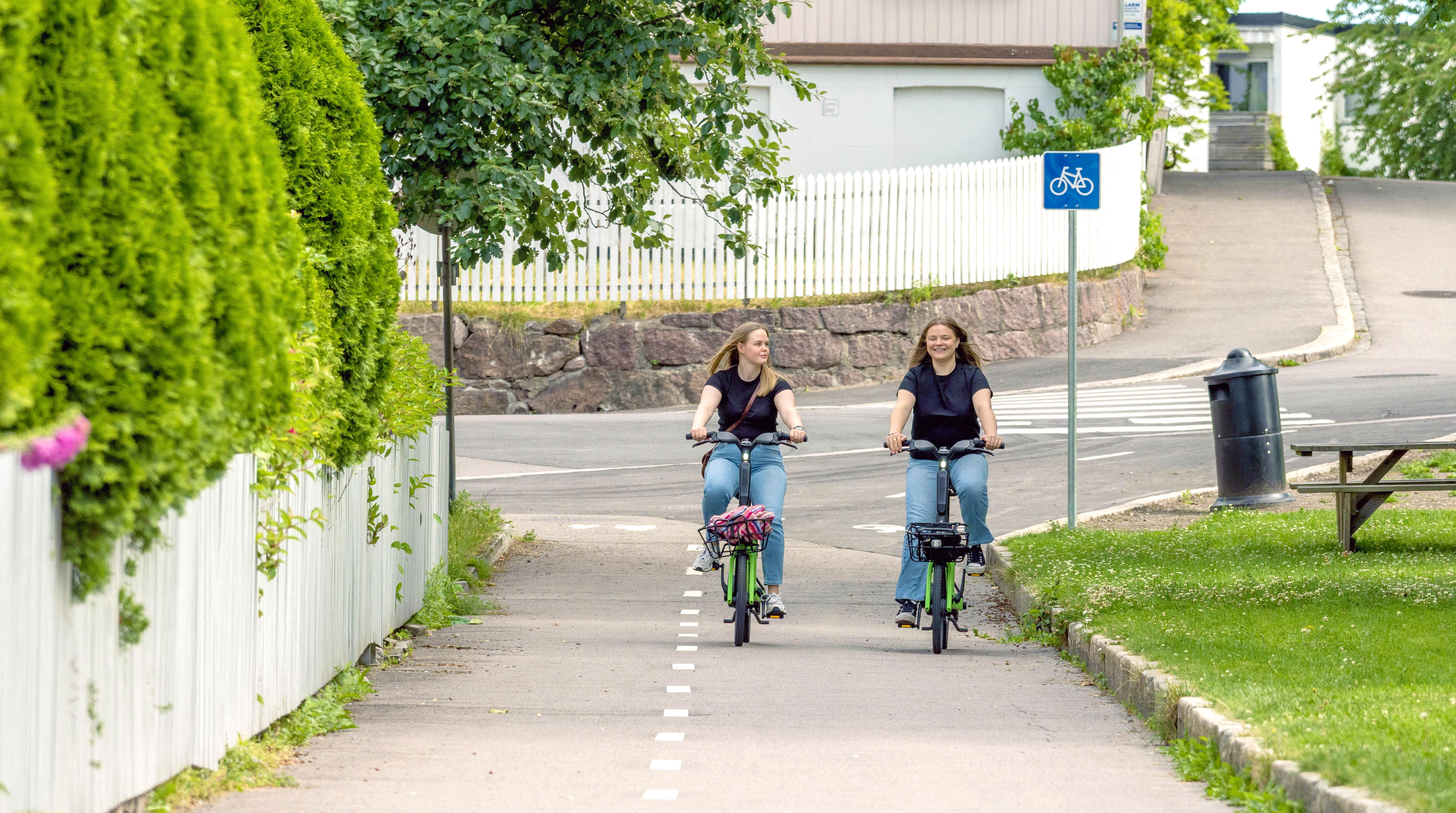 To kvinner sykler på gang- og sykkelvei i Tønsberg sentrum