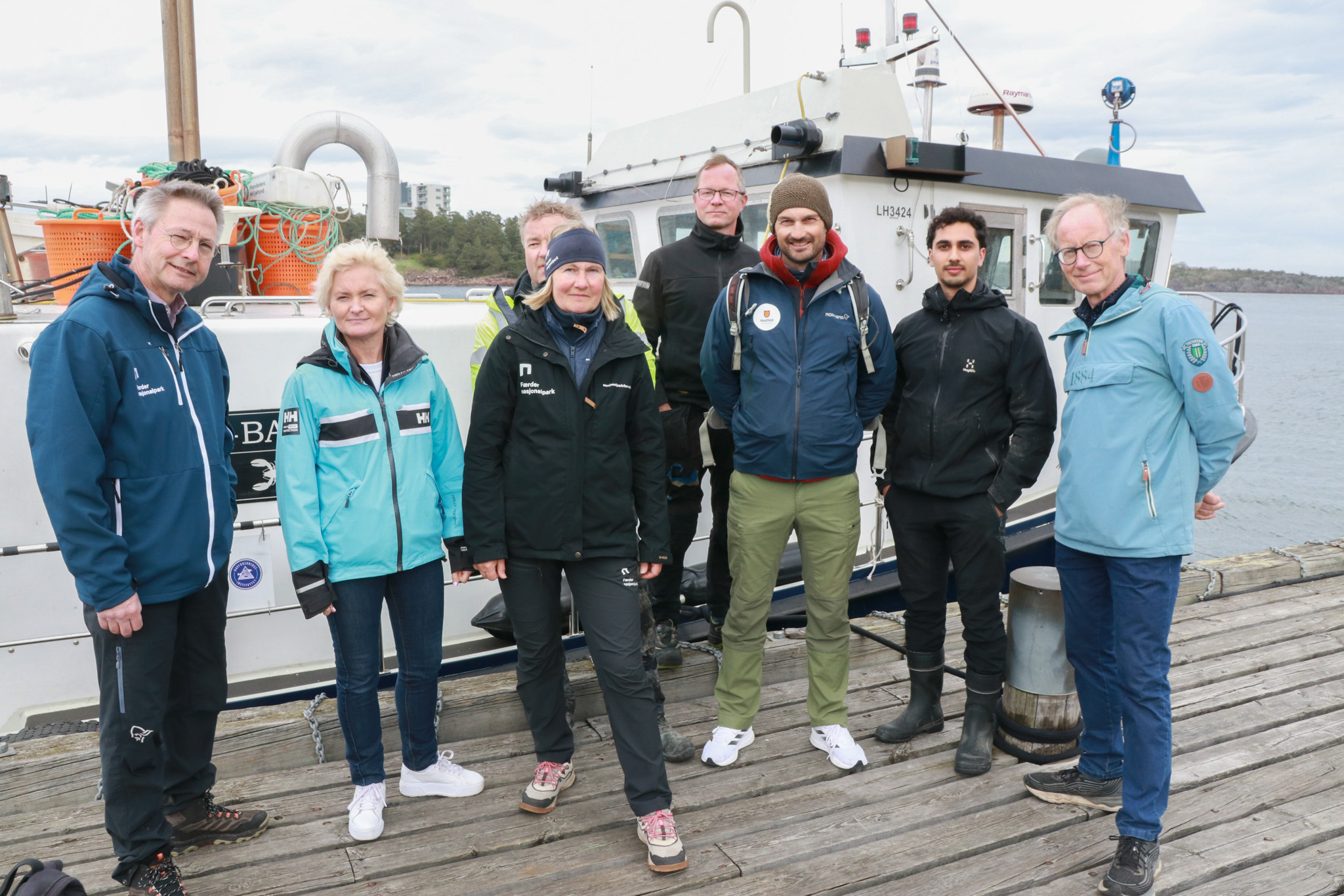 En gruppe personer, blant annet fylkesordfører Anne Strømøy og leder i Færder nasjonalparkstyre, Tom Mello, står på Husøy Brygge før de skal ut med Green Bay sin båt "Tyra" fra Husøy brygge.