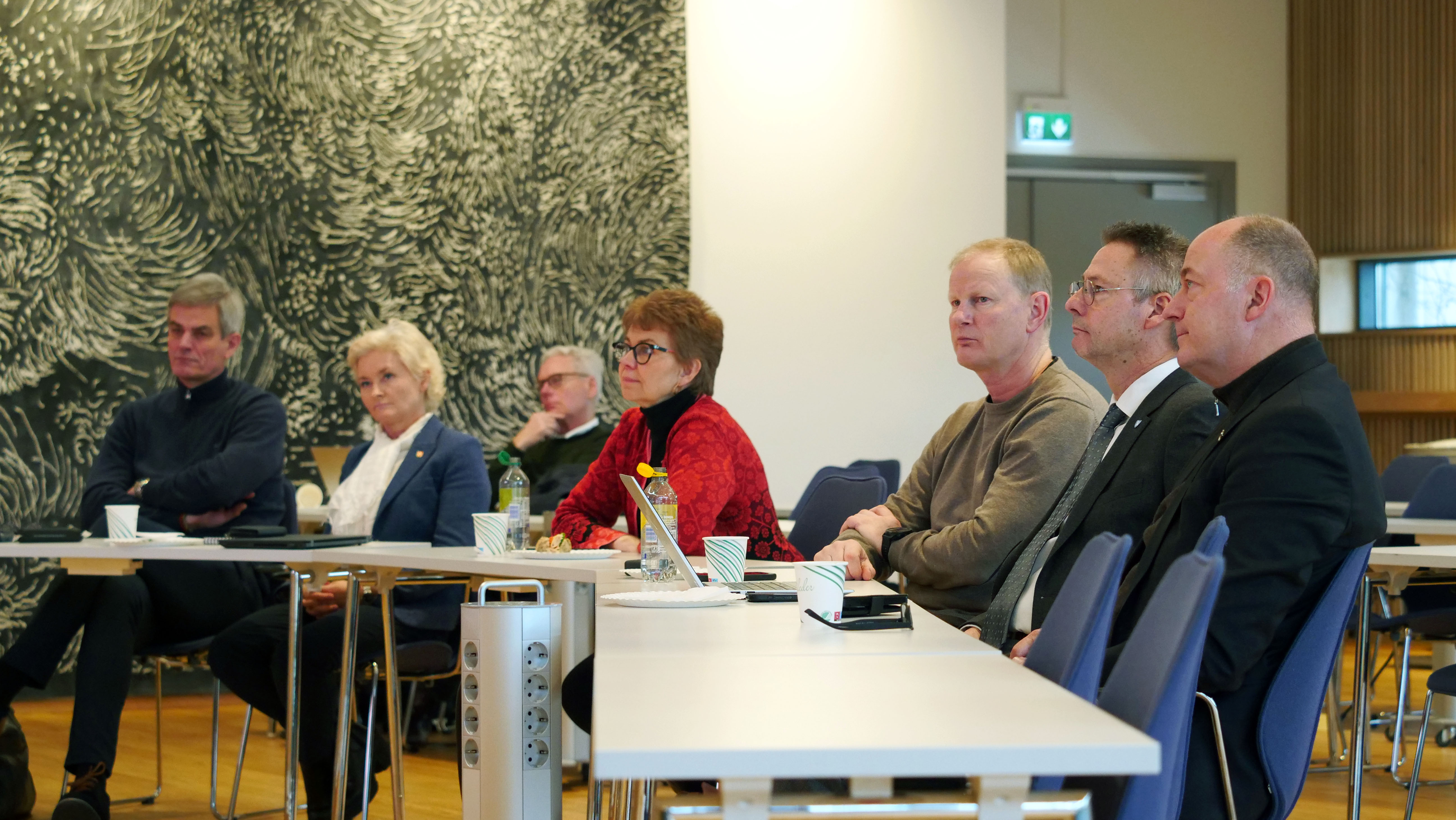 Foto av Vestfold-politikere som er valgt inn på stortinget når de møter lokale ordførere og fylkesordfører i fylkestingssalen i Tønsberg