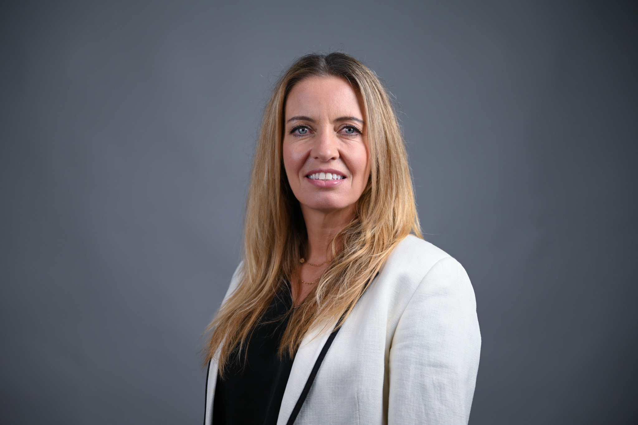 Portrett av dame med grå bakgrunn. Foto: Anders Palmer Holmen