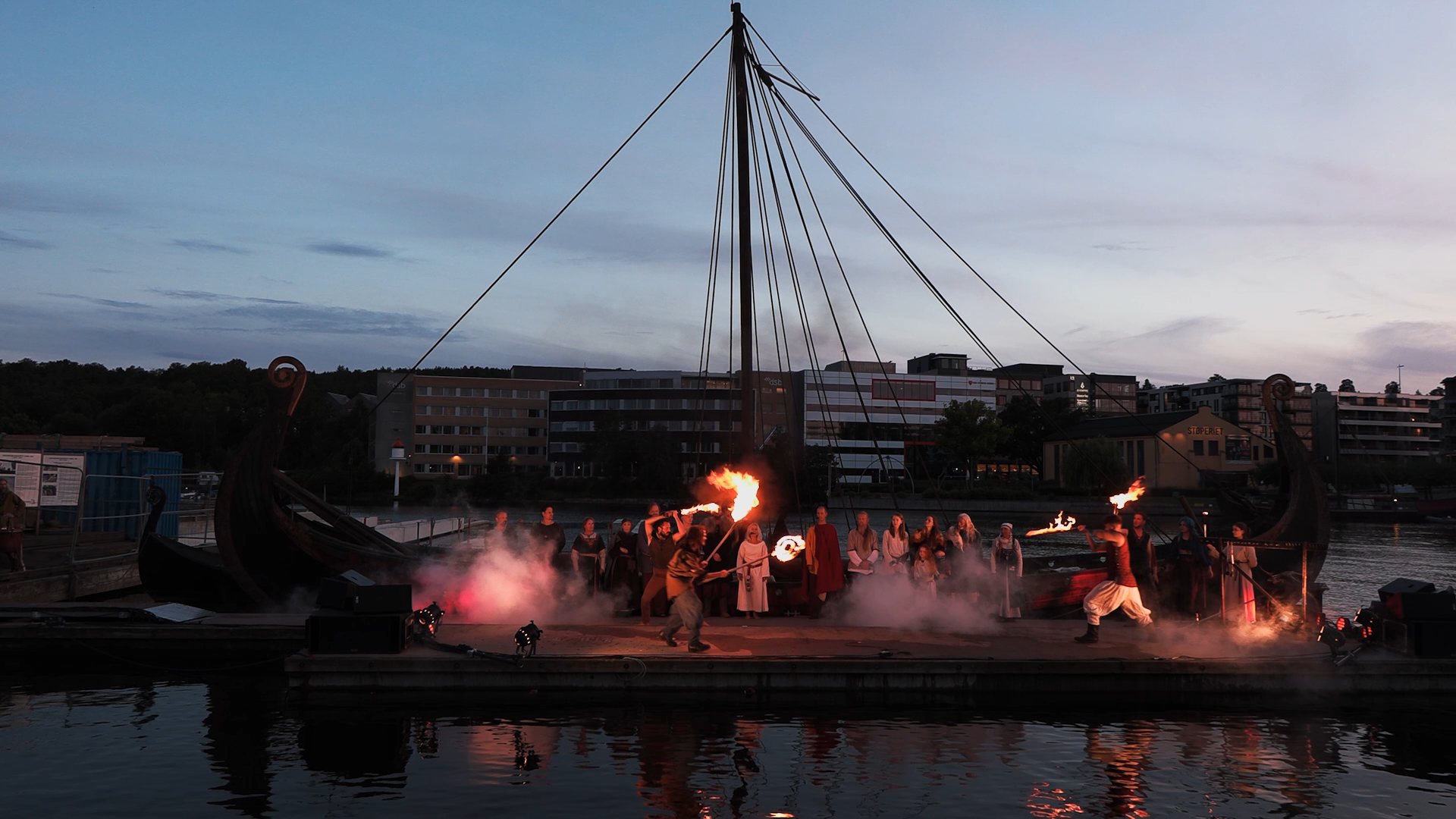 flammeshow foran vikingskip