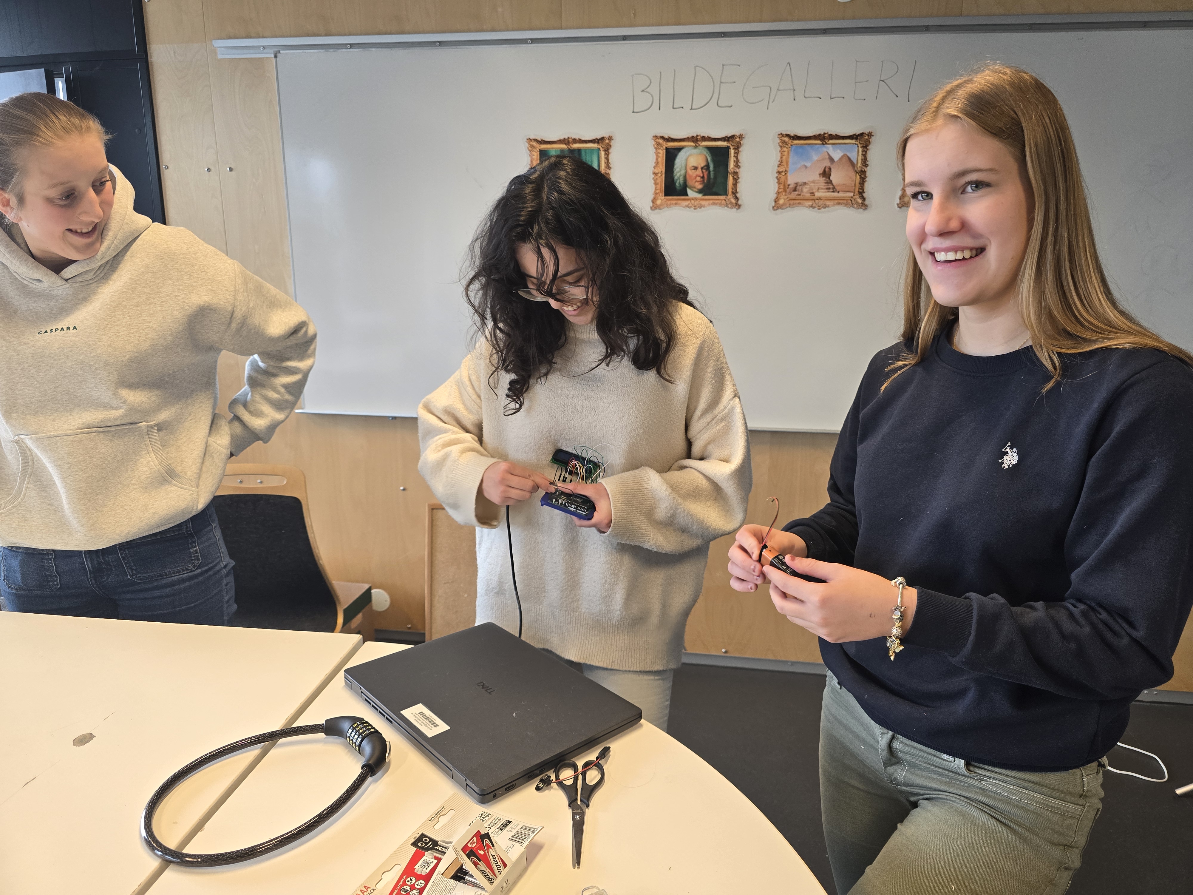 Kodebrikke settes sammen i klasserommet.