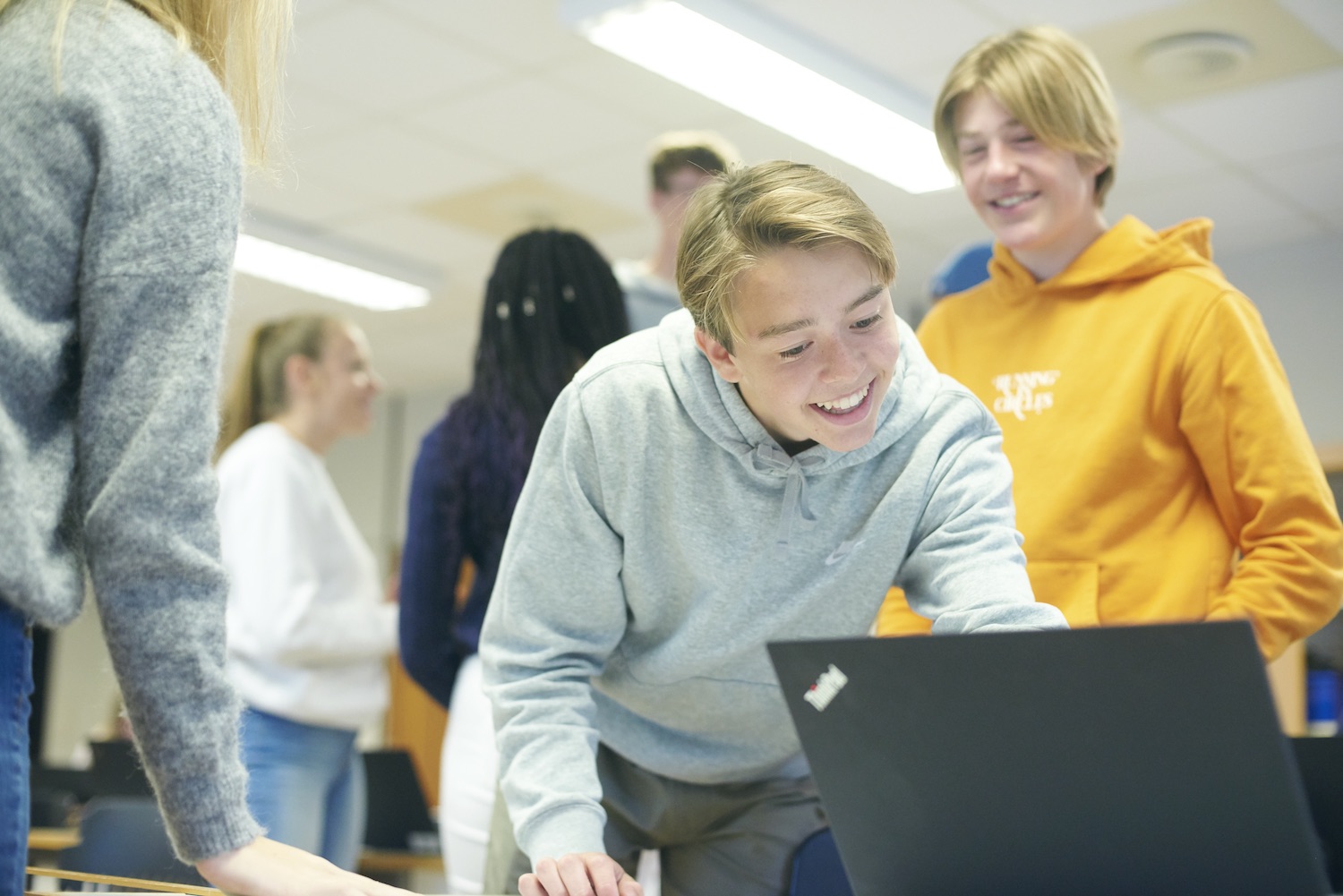 Bilde av elever som jobber på PC