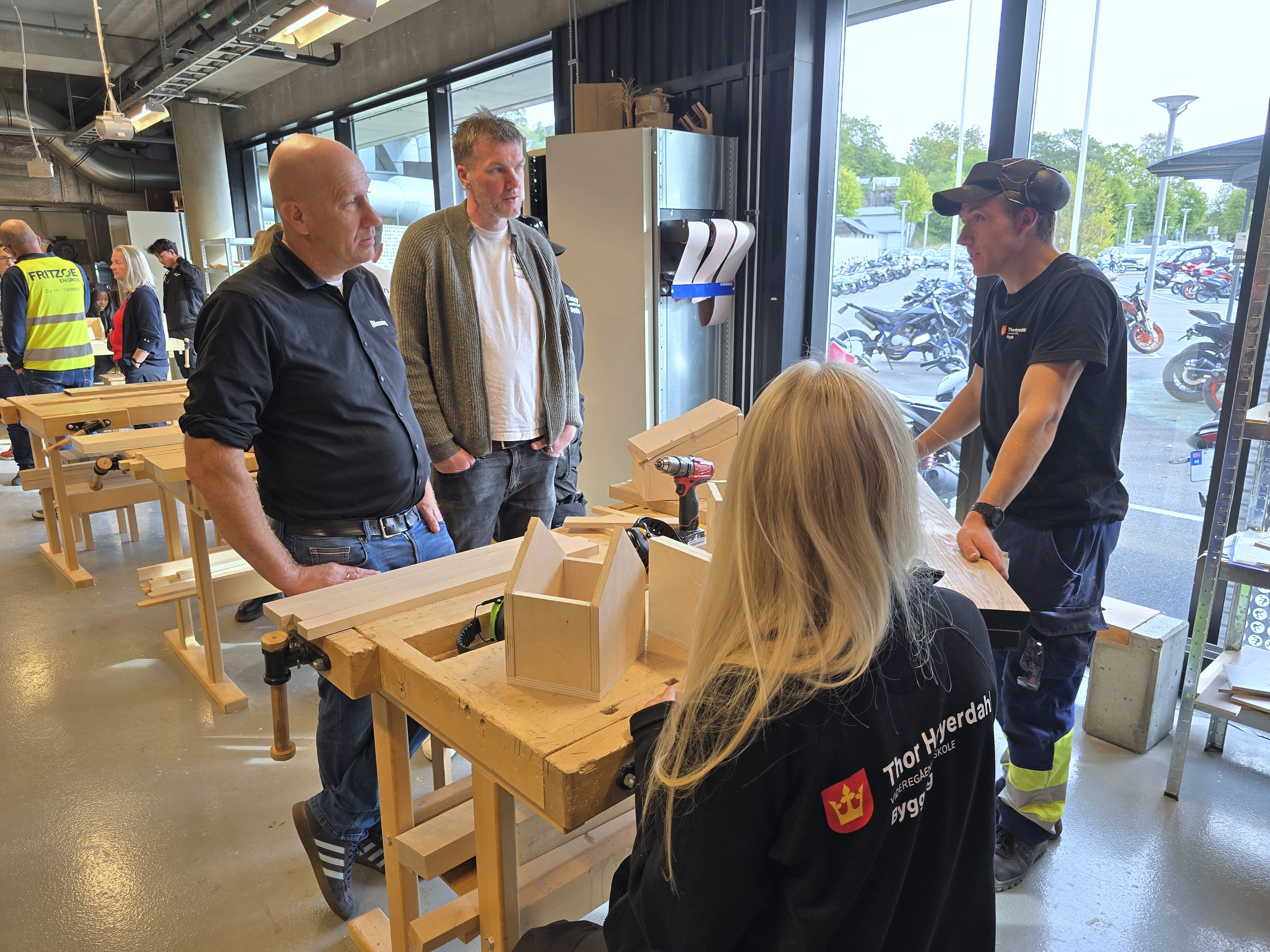 I verkstedet snakker elever og lokallagsledere sammen.