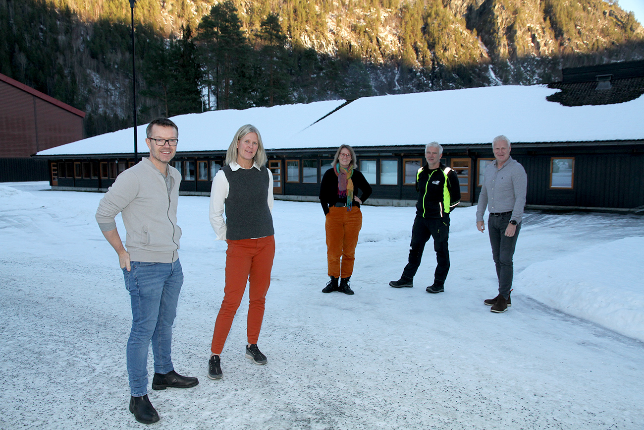 SØKER MOTIVERTE ELEVAR: Lars Ramdal Kleve (f.v.) og Elisabeth Taraldlien ved Vest- Telemark vidaregåande skule inviterer elevar til den nye fagbrev-ordninga «vekslingsmodellen». Hanne Sondresen og Hans Inge Gudmundsen frå Opplæringskontorene for Vestfold og Telemark og Roar Aasen i Rørentreprenørenes opplæringskontor er glade for tiltaket.