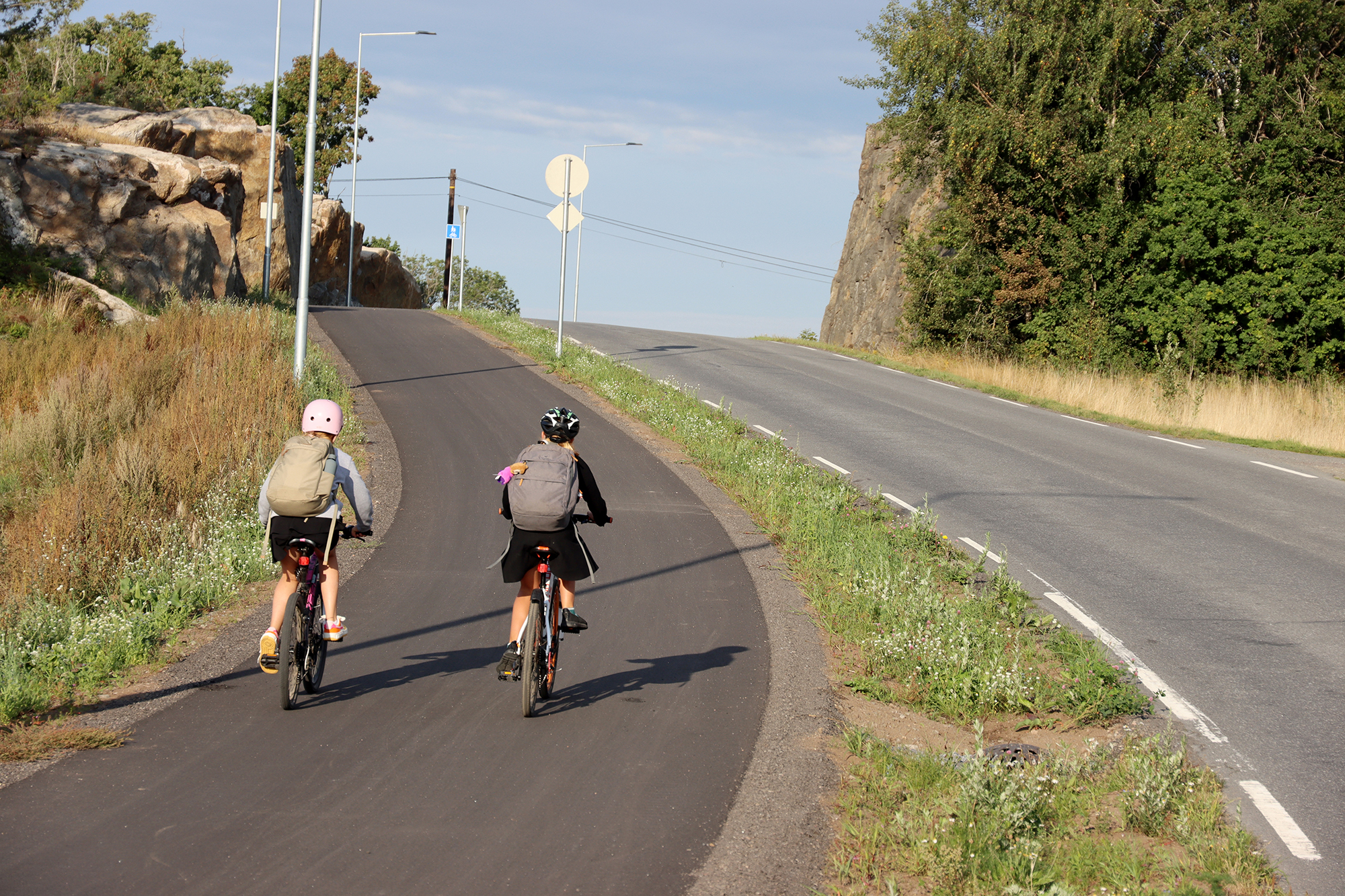 Syklister og gående har fått eget vei separat fra bilveien.