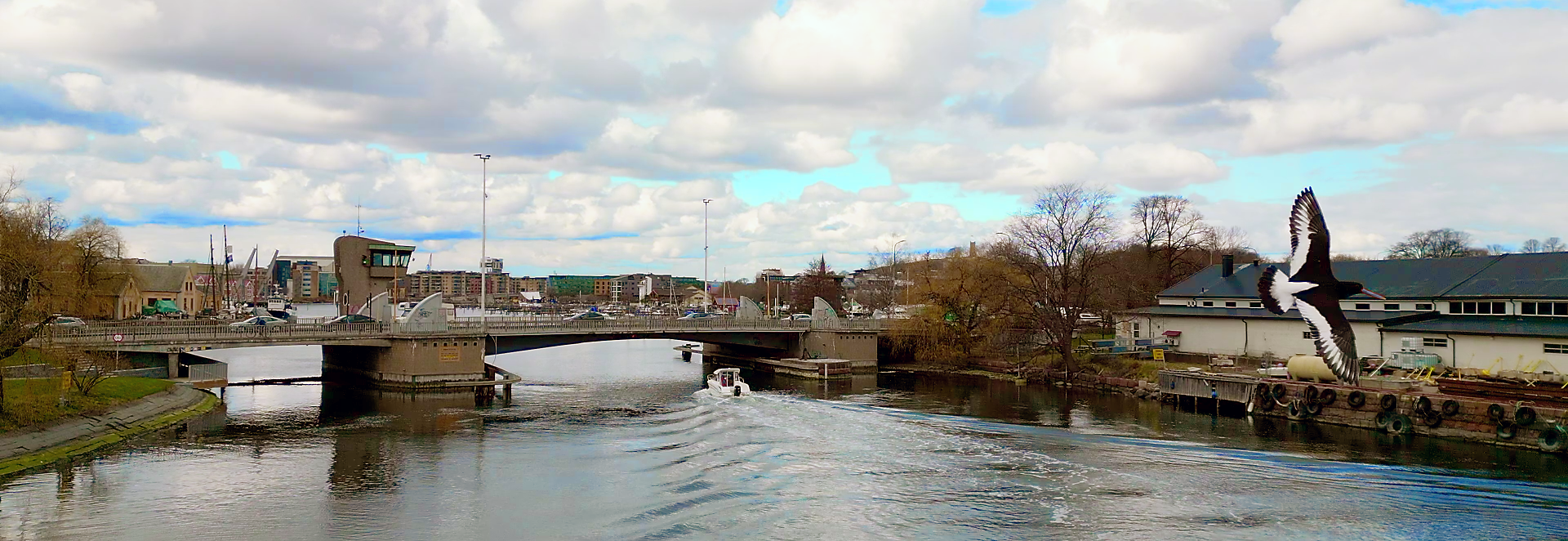 Dronefoto av Kanalbrua med båt på vei under og fugl i lufta