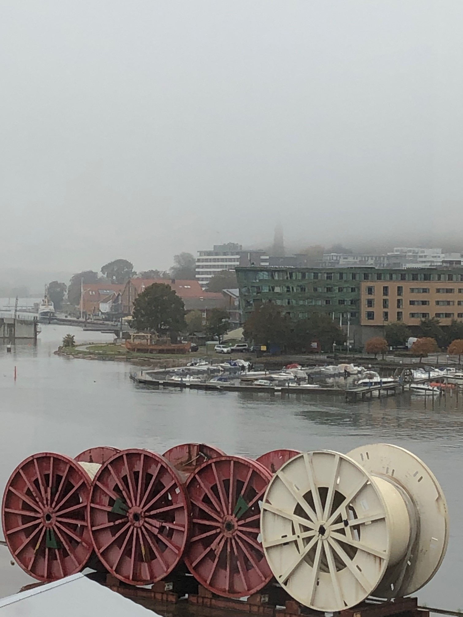 Utsikt fra skolen over vannet, mot Tønsberg/Oseberg kulturhus