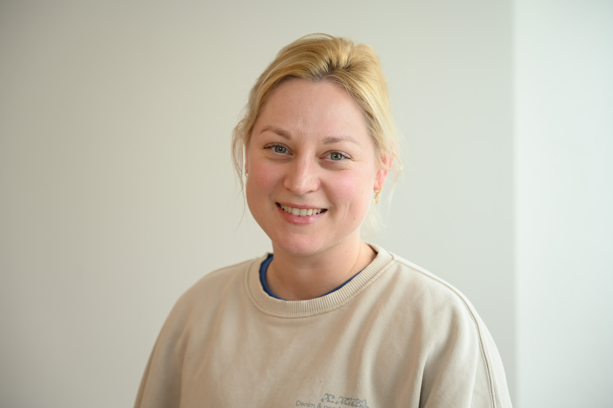 Grå silhuett av person - illustrasjon