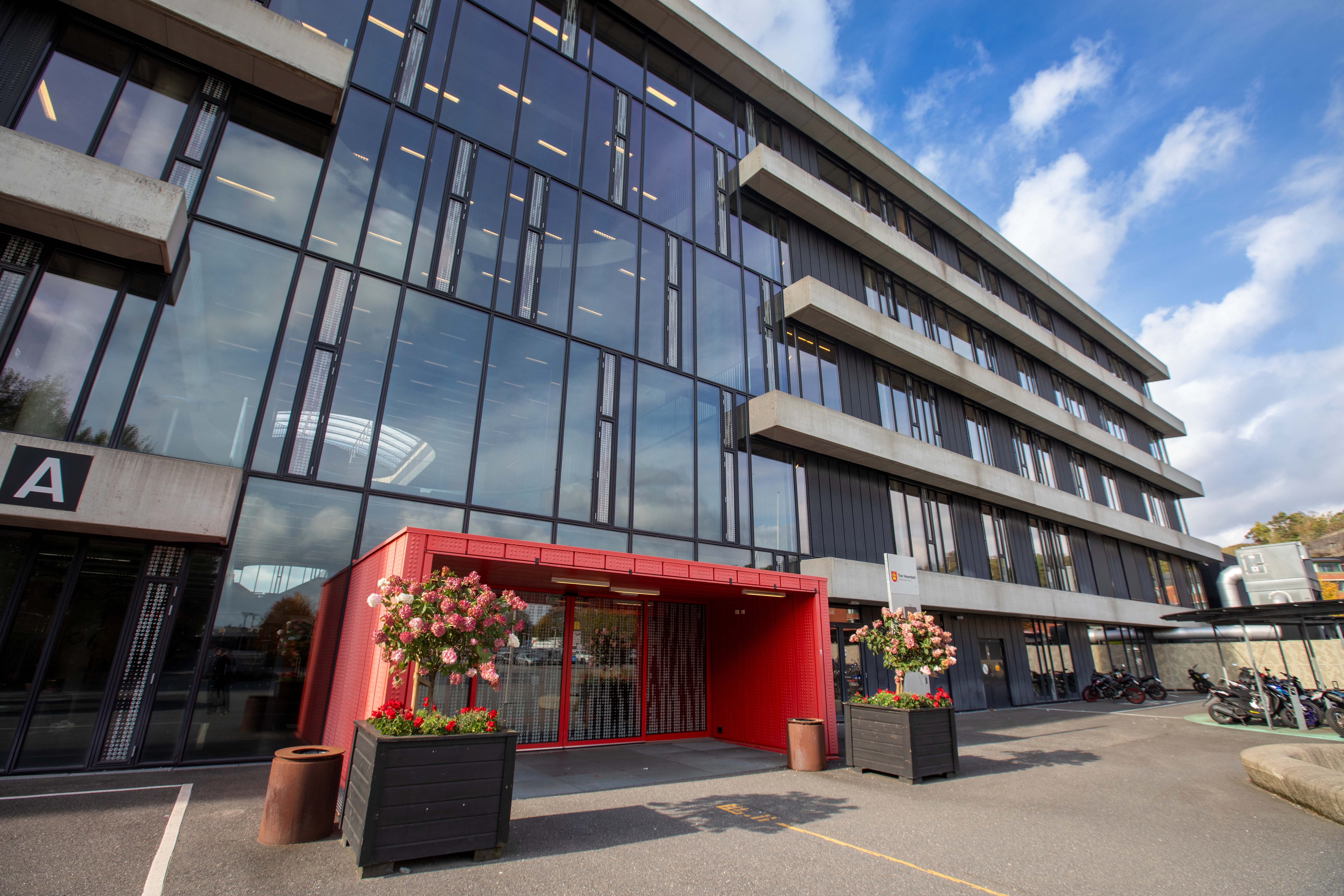 Bilde av skolen utenfra