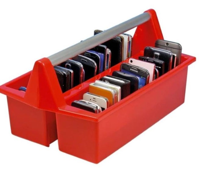 Rød verktøykasse som lagrer mobiler.