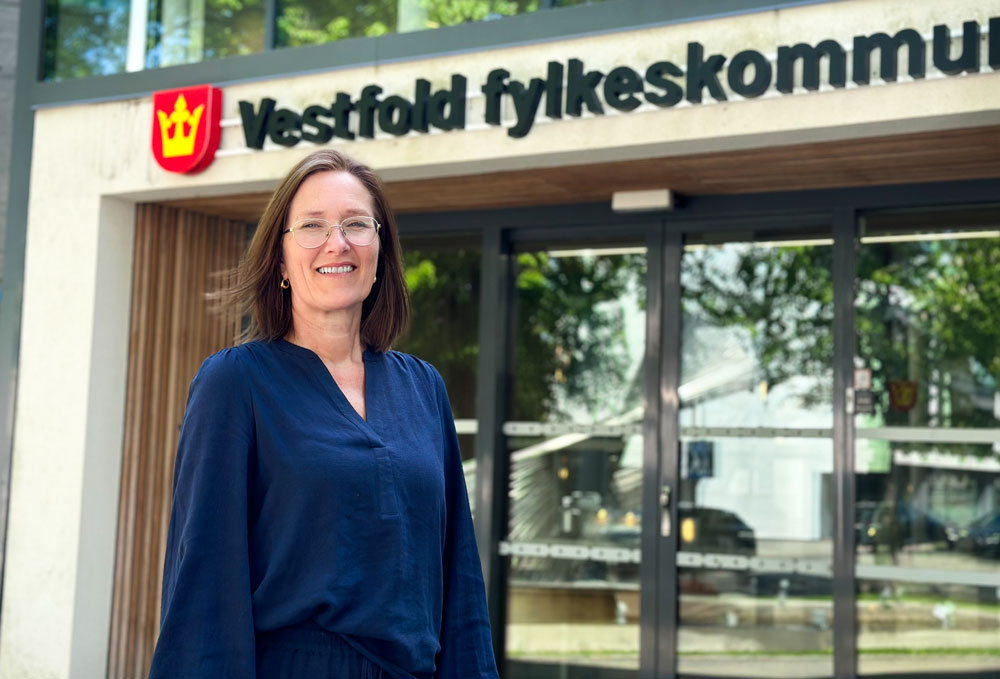 Kvinne foran skyvedør