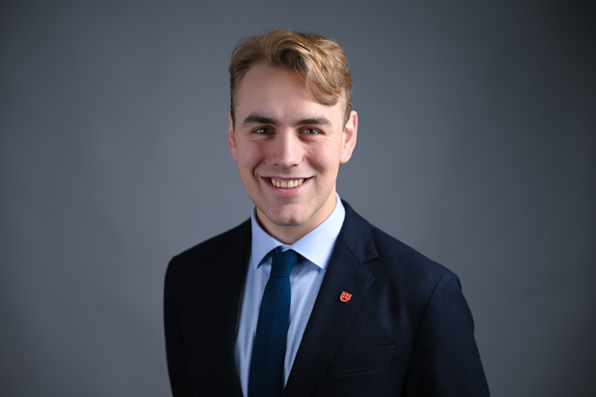 Portrett av mann med grå bakgrunn. Foto: Anders Palmer Holmen