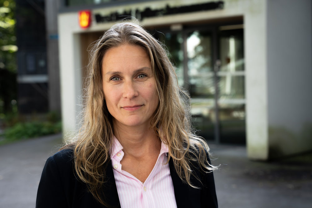 Portrettfoto av kvinne mørk blazer