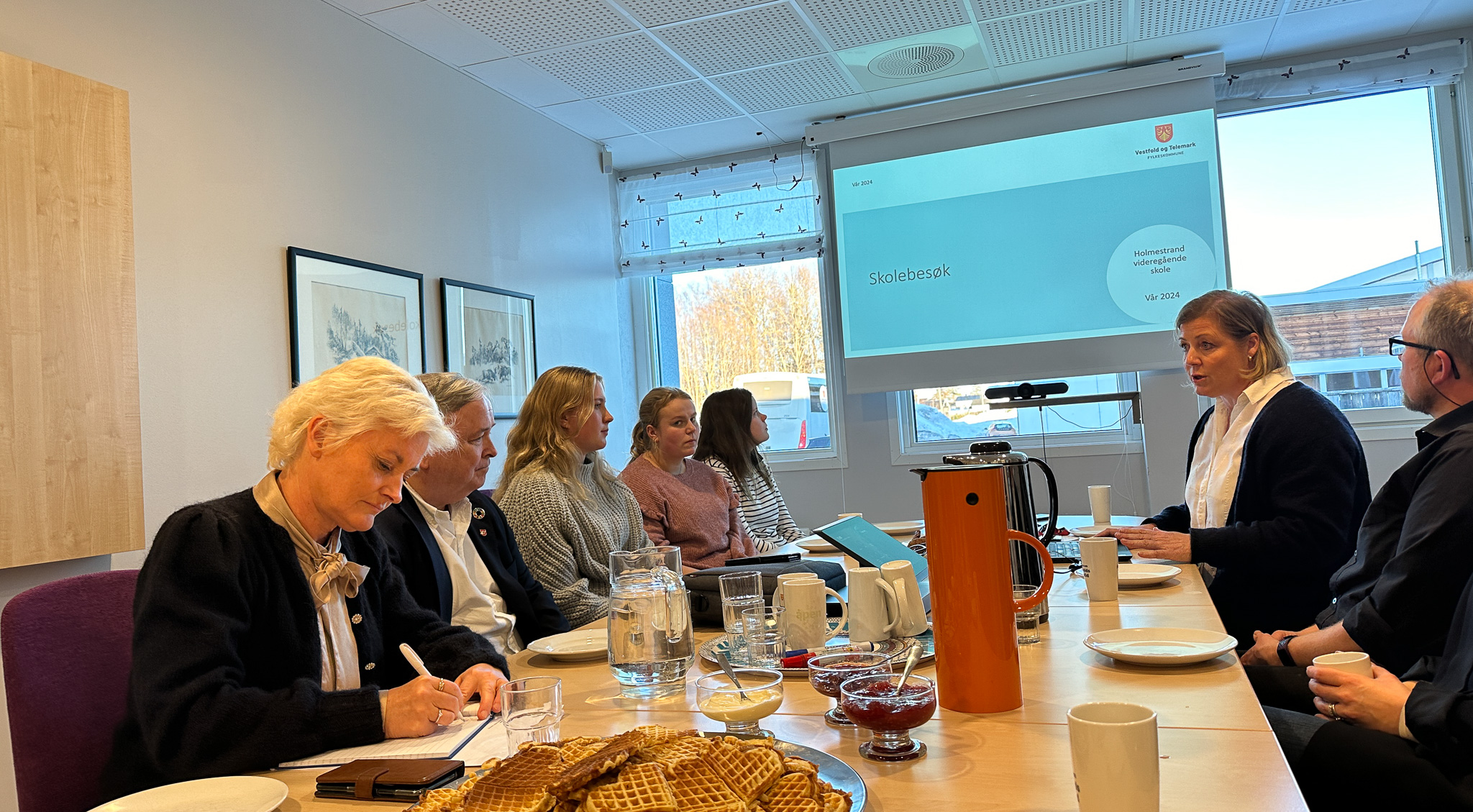 Bilde av møtedeltakere rundt et bord