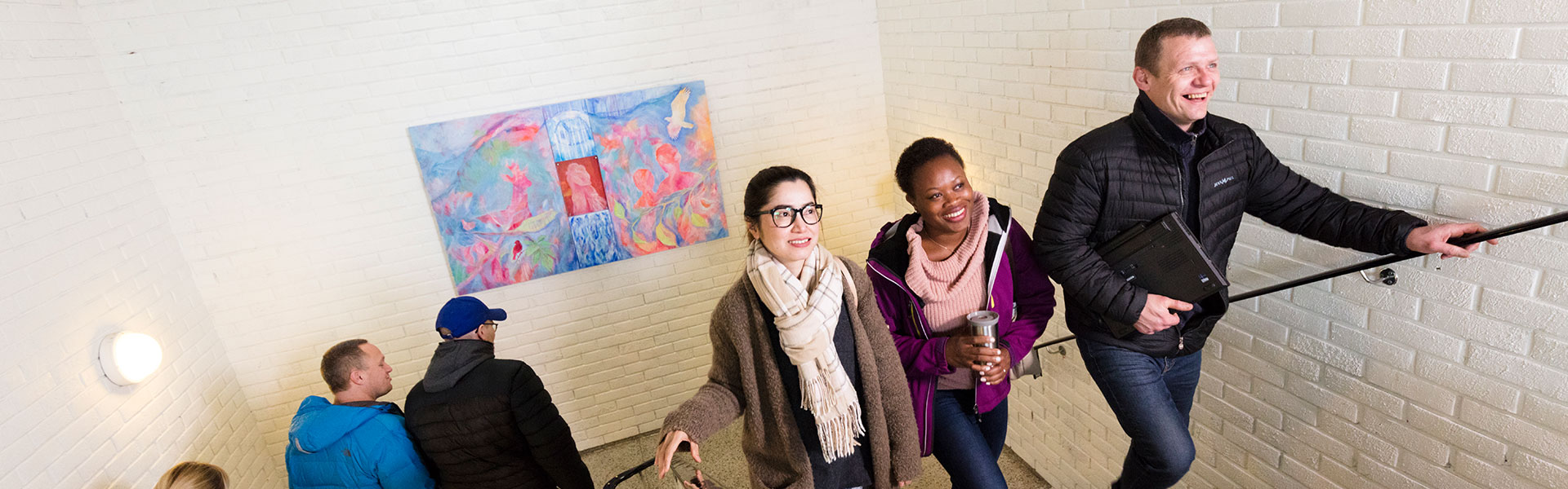 Elever på vei opp trappen