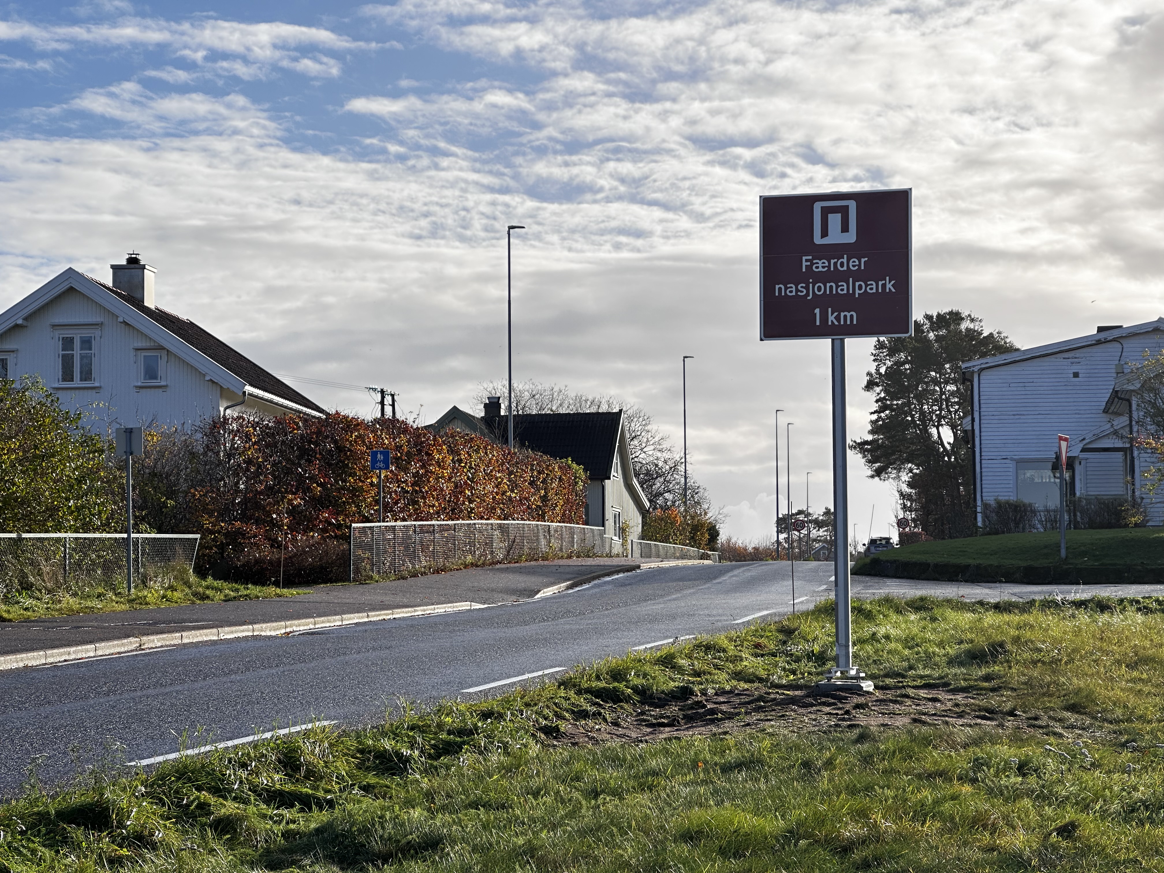 Bildet viser ett av de nye skiltene til Nasjonalparken og er et brunt opplysningsskilt.