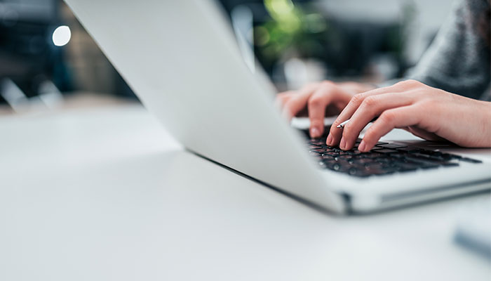 Hånd som skriver på tastatur.