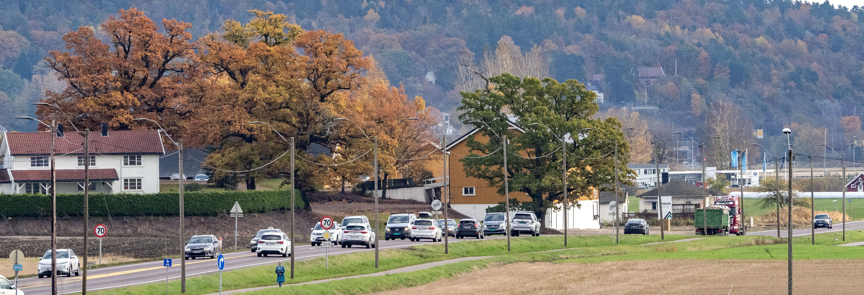 Foto av Semslinna og fylkesvei 300 sett fra Sem med Kjellelia i bakgrunnen