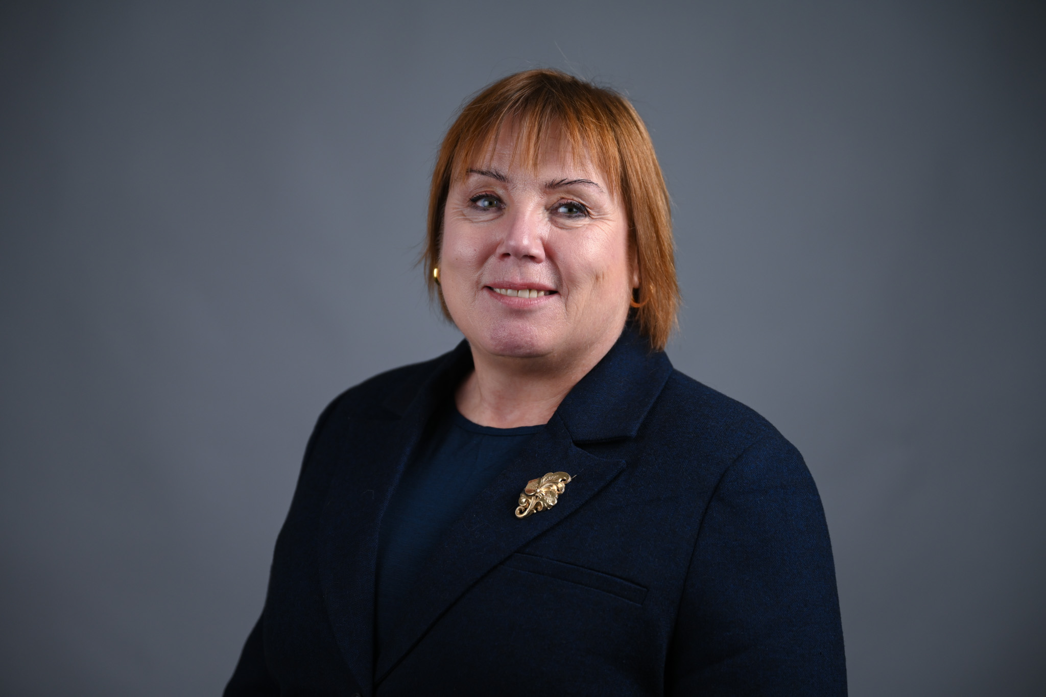 Portrett av dame med grå bakgrunn. Foto: Anders Palmer Holmen