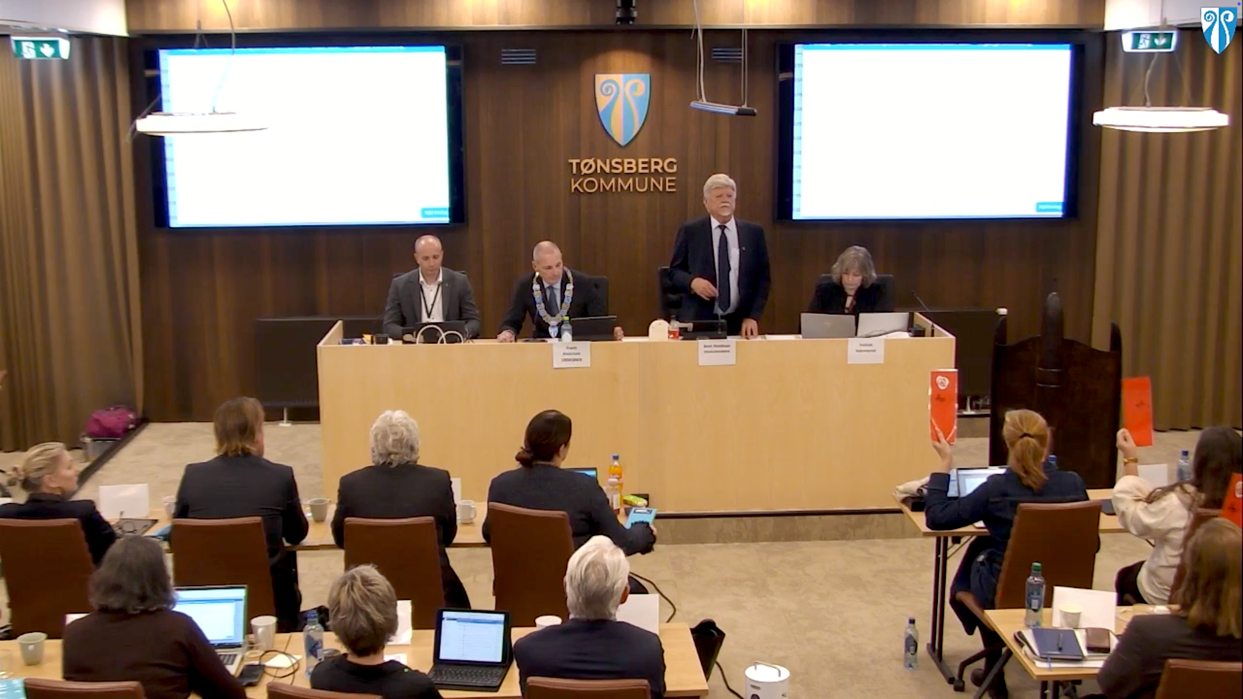 Fotografi av politikere i Tønsberg kommunestyre 5. november da kommunestyret vedtok handlingsprogrammet for Bypakke Tønsberg-regionen 2026-2029