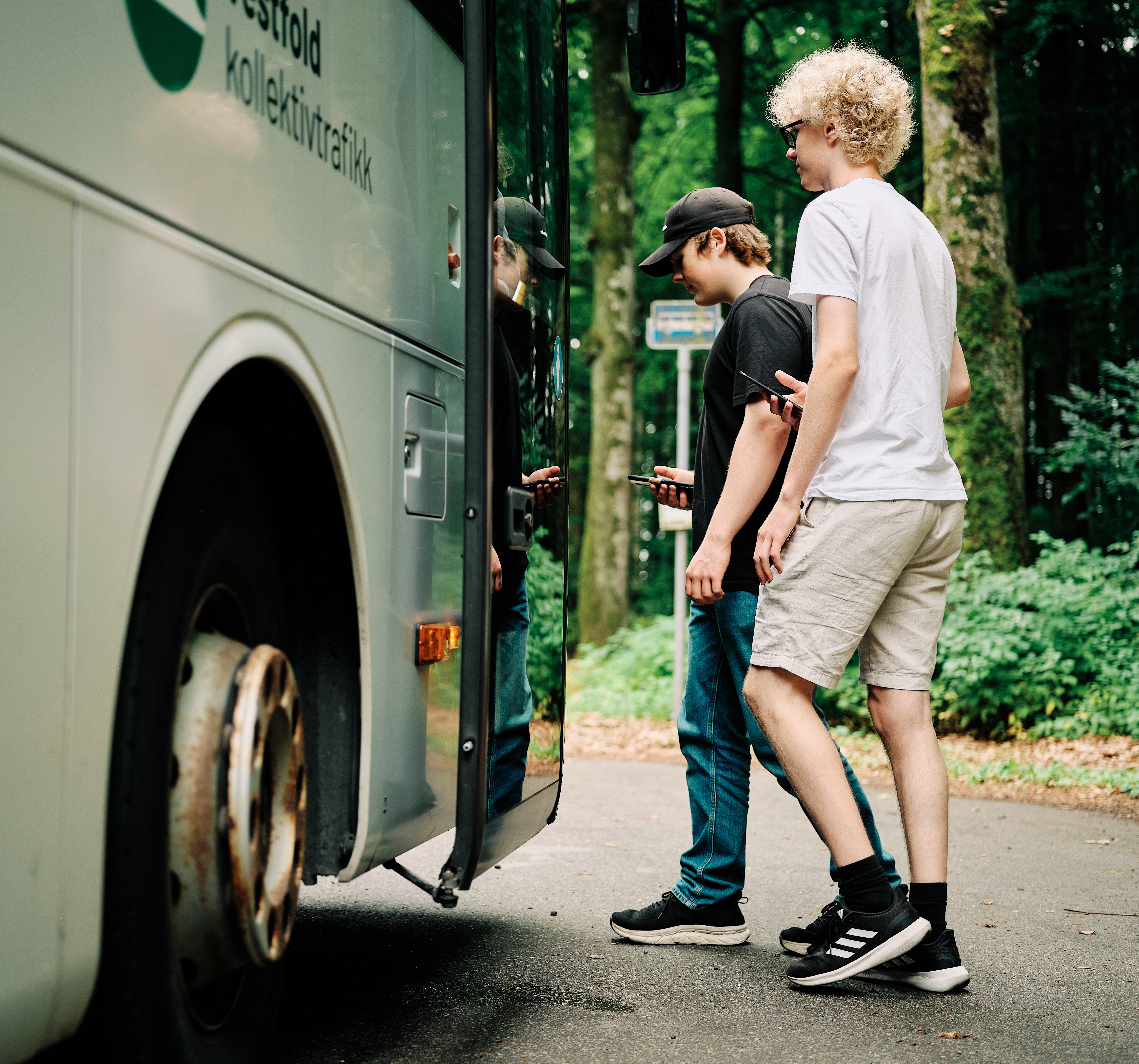 To ungdommer går inn på en buss