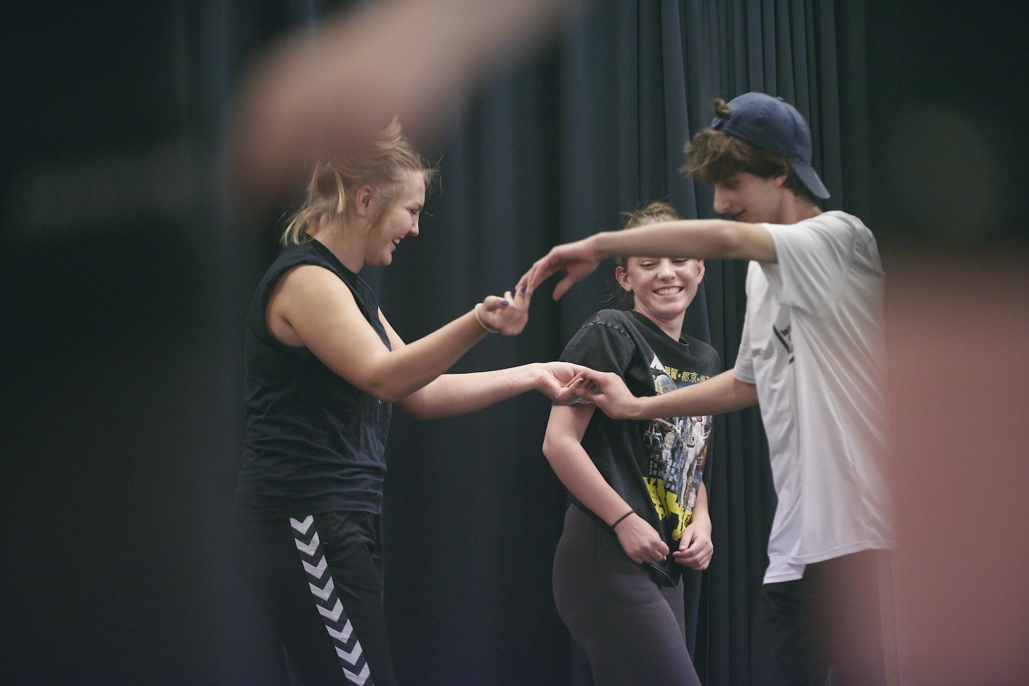 Bilde av elever som har dramaundervisning