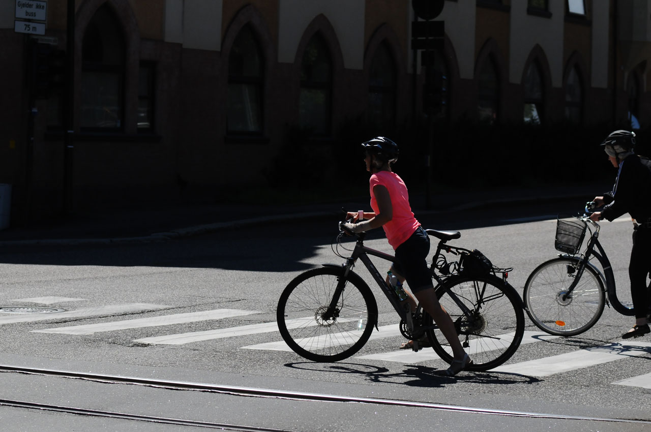 Syklist krysser fotgjengerovergang