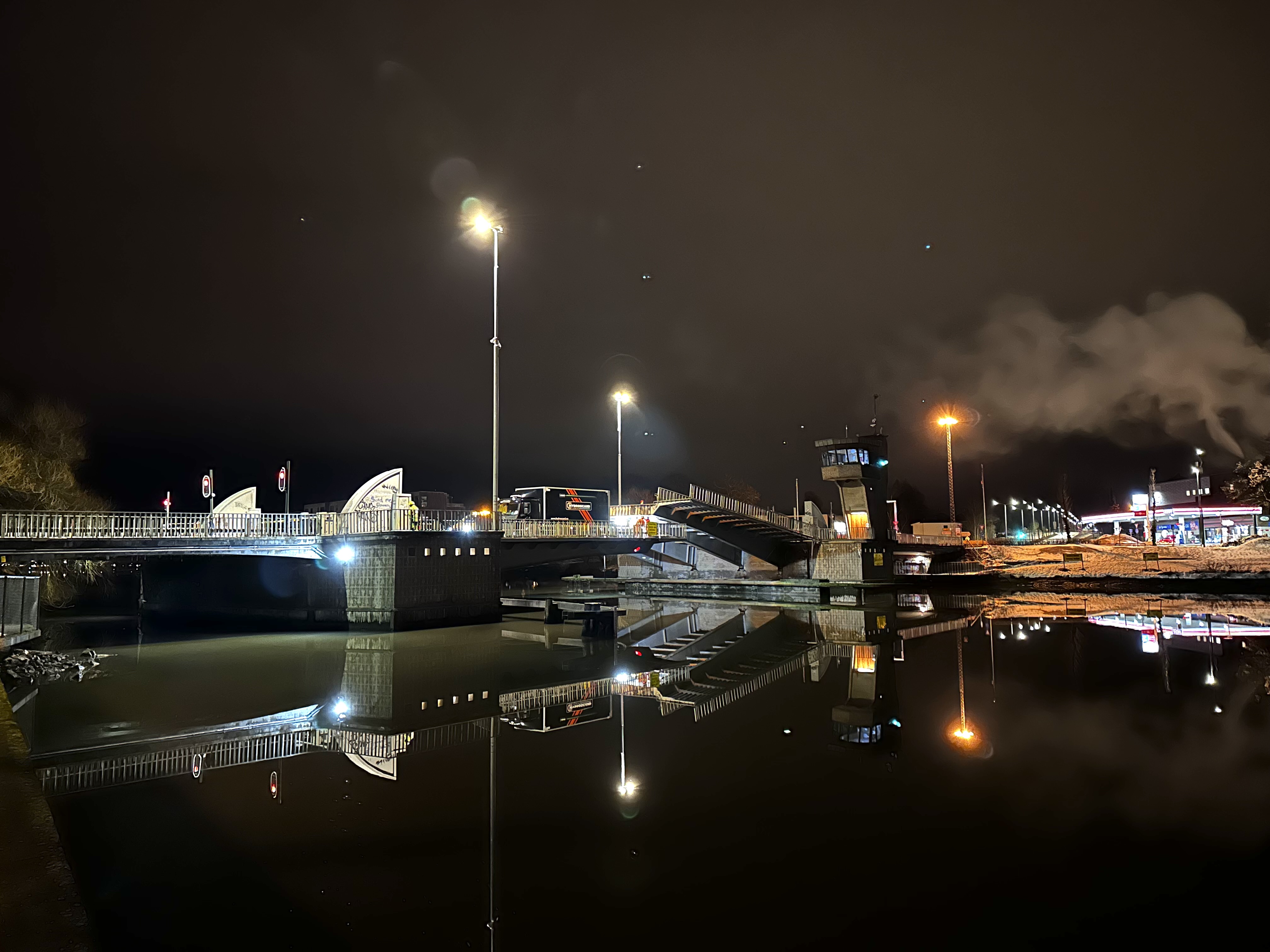 Det utføres nattarbeid på brua og klaffen på færdersiden er åpen-