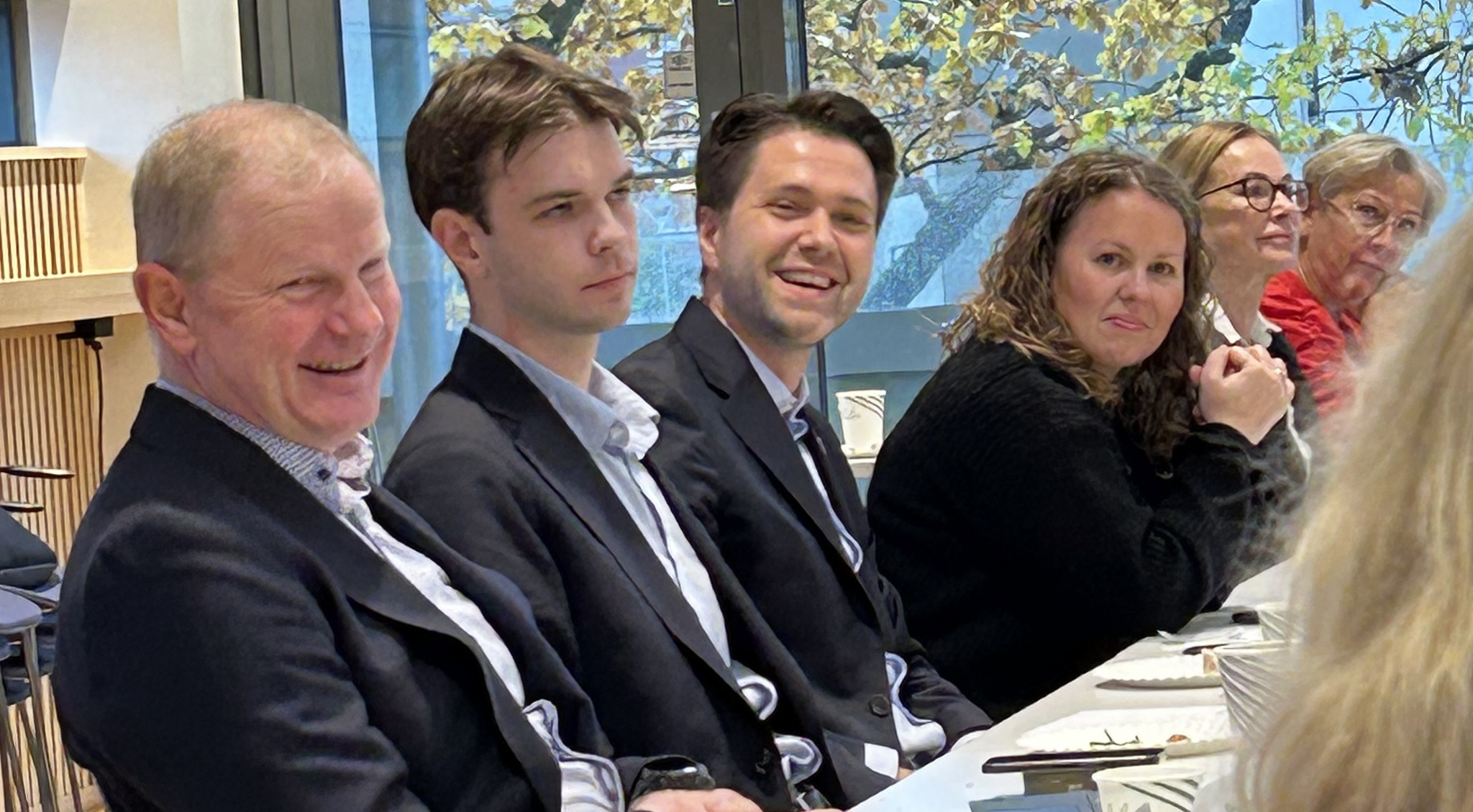 bilde av stortingsrepresentanter som ler