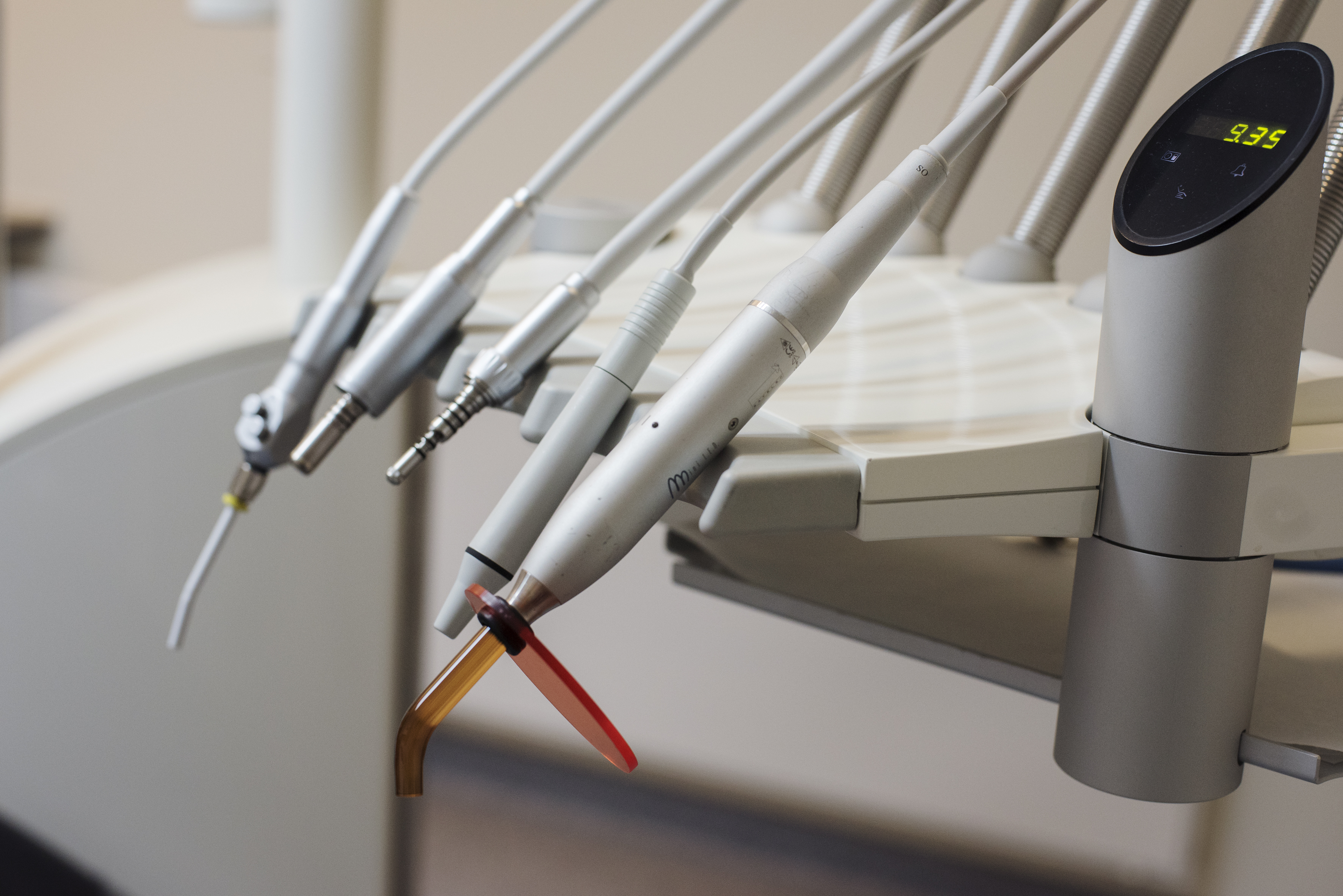 Nærbilde utstyr tannklinikk