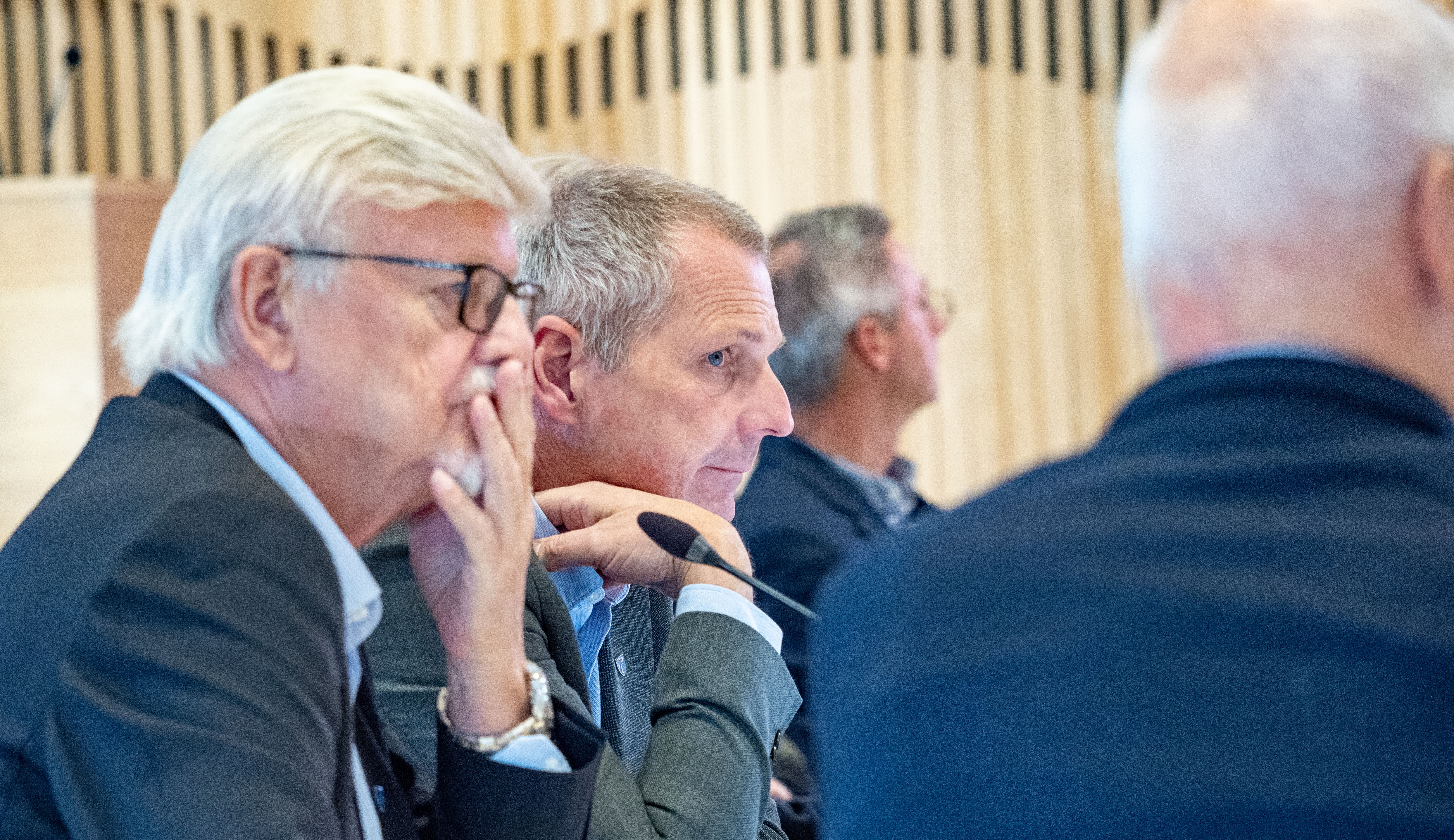 Portrett av politikere i Bypakke Tønsberg-regionens overordnet styringsgruppe under møtet på Fylkeshuset 3. oktober 2024