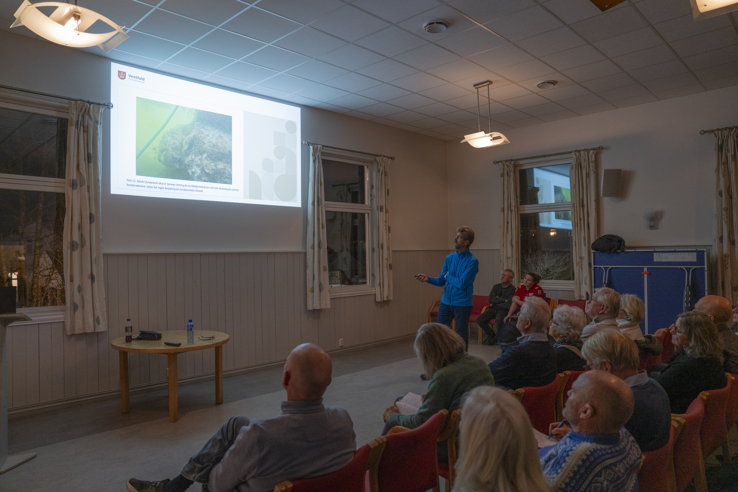 Ståle Singstad forteller her om tilstanden på bruas pilarer under vann.