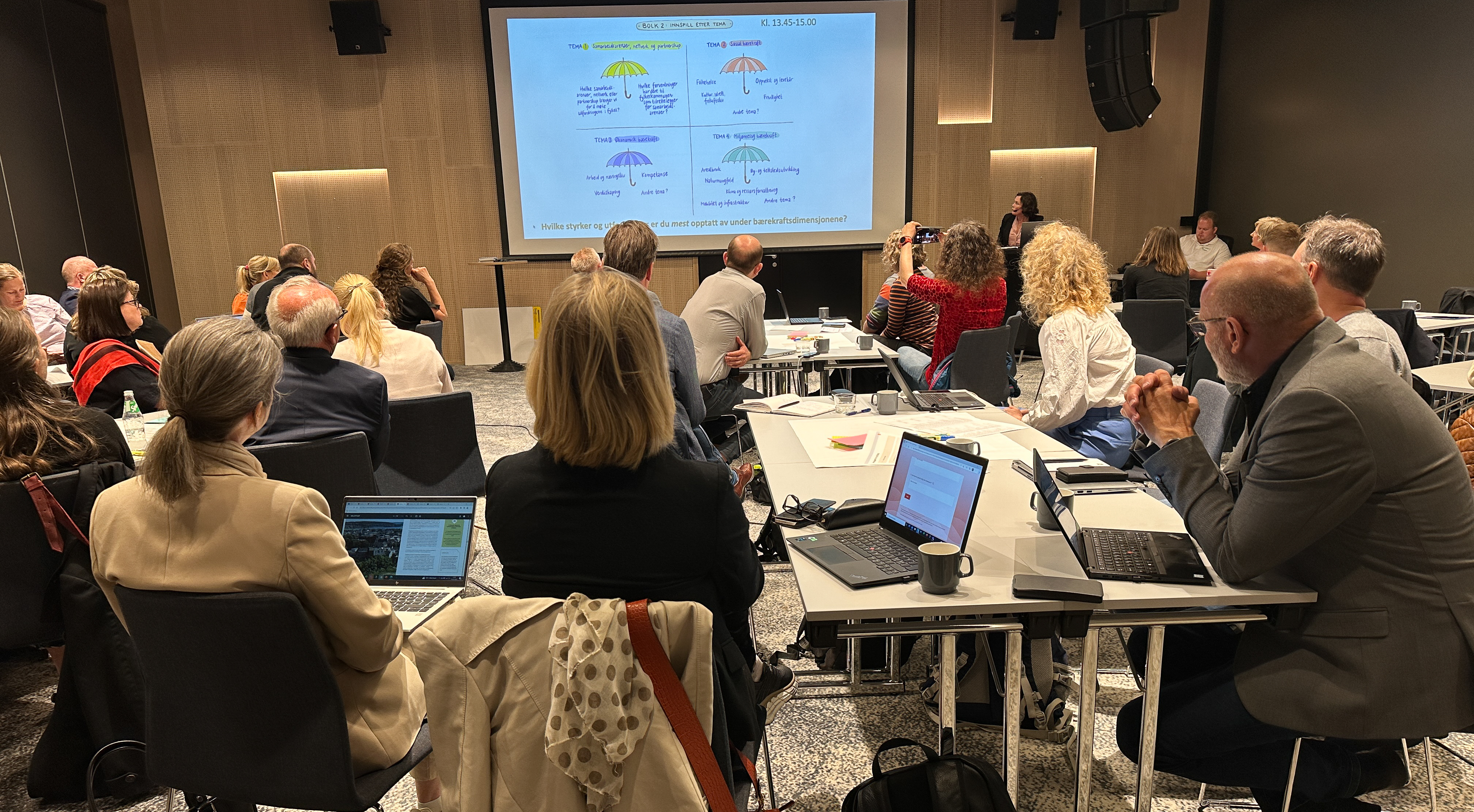 Bilde av deltakere på innspillskonferanse