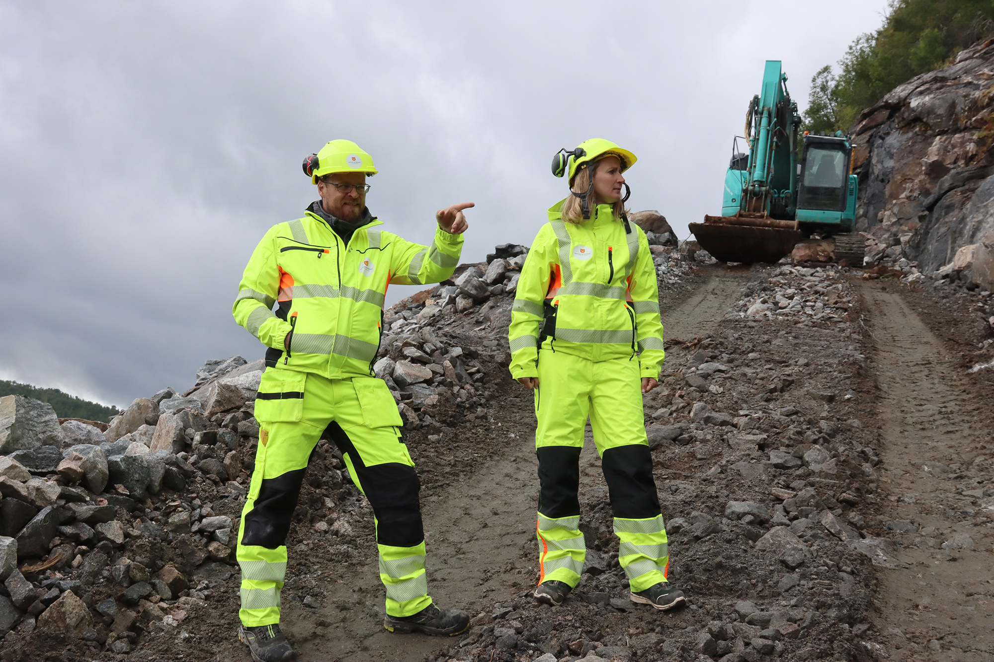 Kontrollingeniør Olav Heggenes diskuterer sikring av fjell sammen med geolog Ingrid Vik Jondahl