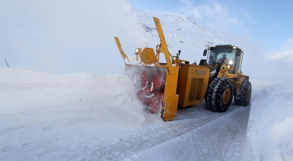 Brøytebil freser snø