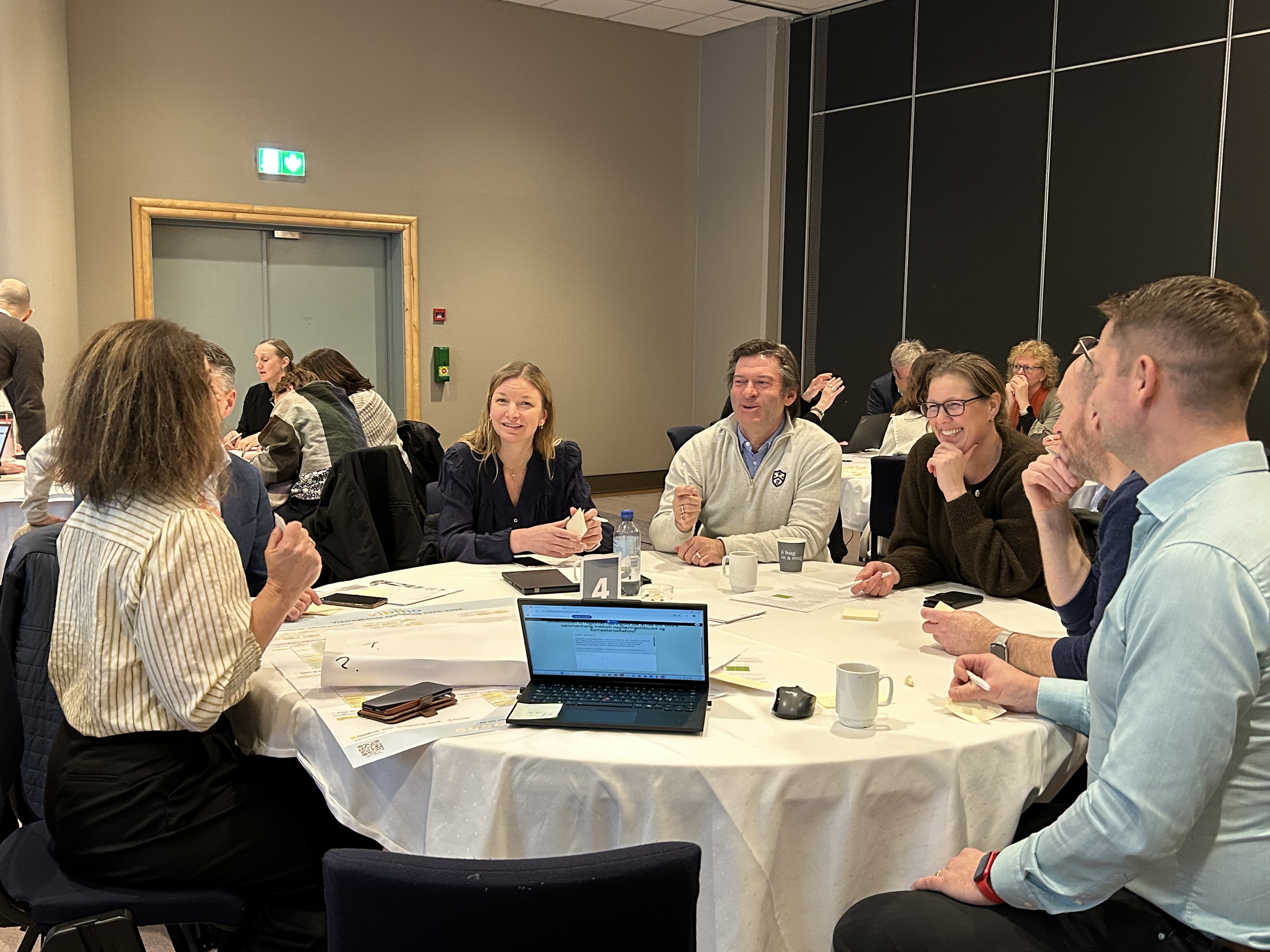 Rundt bord med flere personer