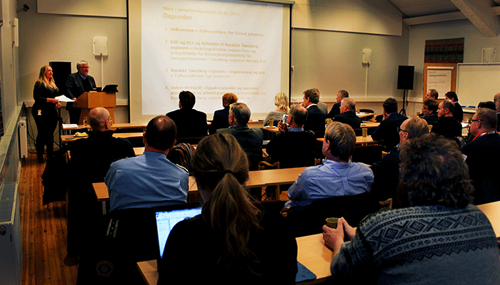 Bilde av de 40 inviterte som fikk informasjon på samarbeidsgruppemøtet for Bypakke Tønsberg-regionen i februar 2015.