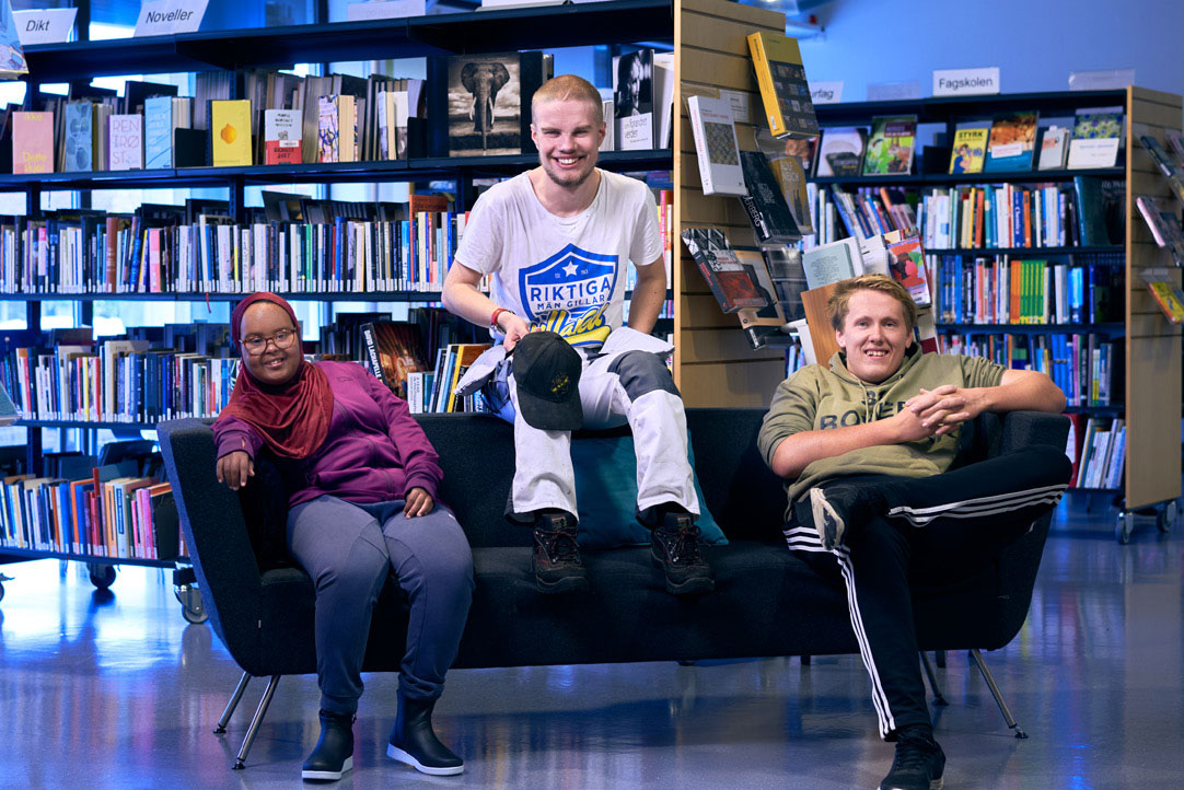 Tre elever sitter i sofa