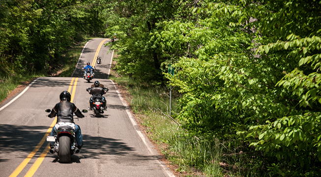 Motorsykler i rekke på en øde landevei