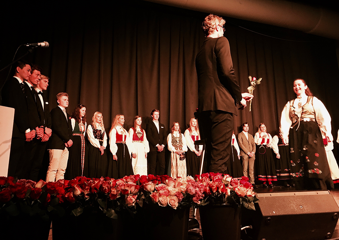 Bilde av elever som mottar blomster på avslutningsseremoni