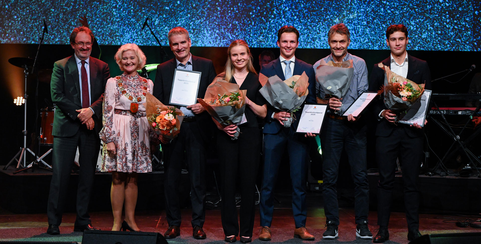 Gruppe med mennesker på en scene