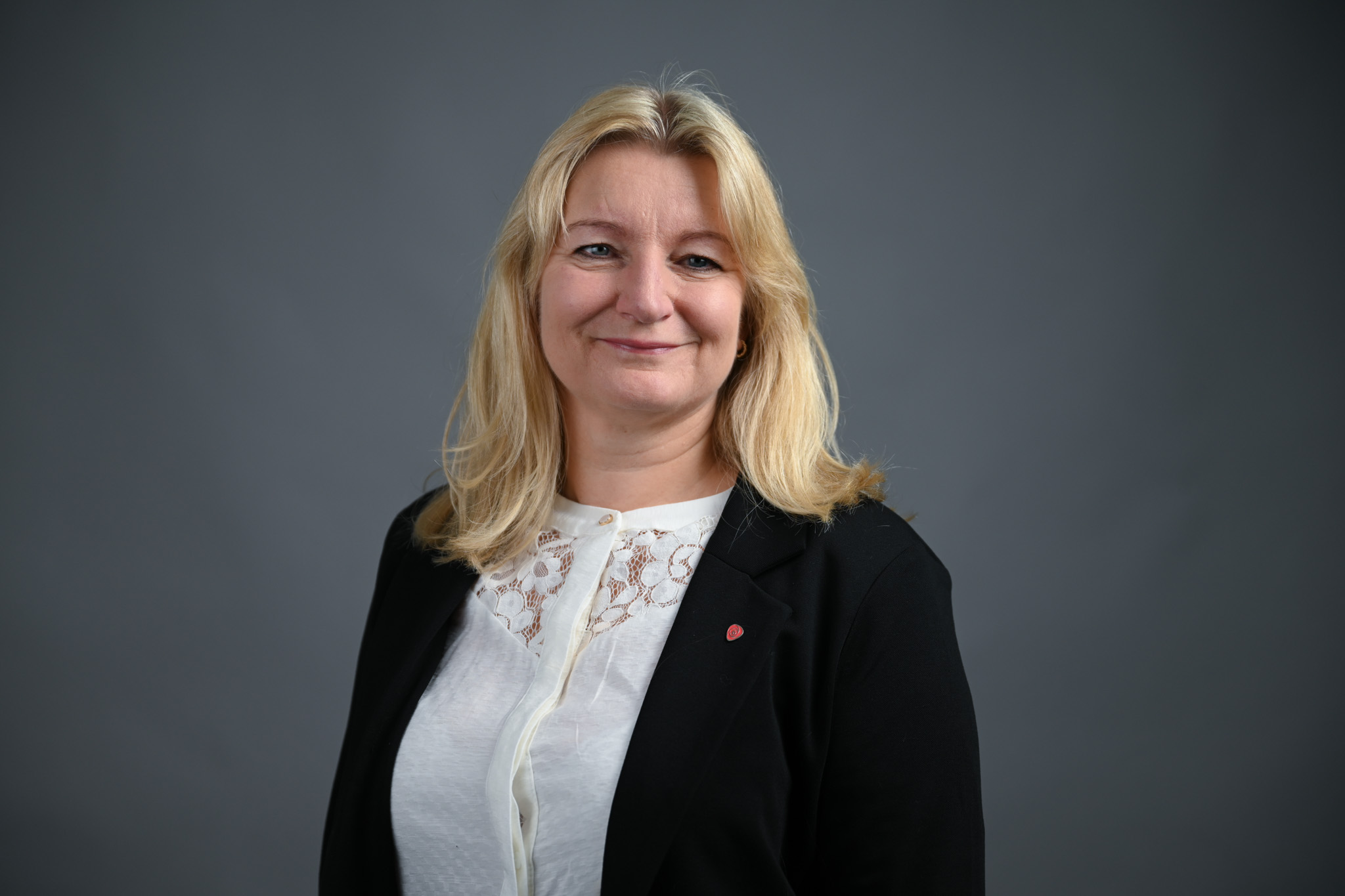 Portrett av dame med grå bakgrunn. Foto: Anders Palmer Holmen