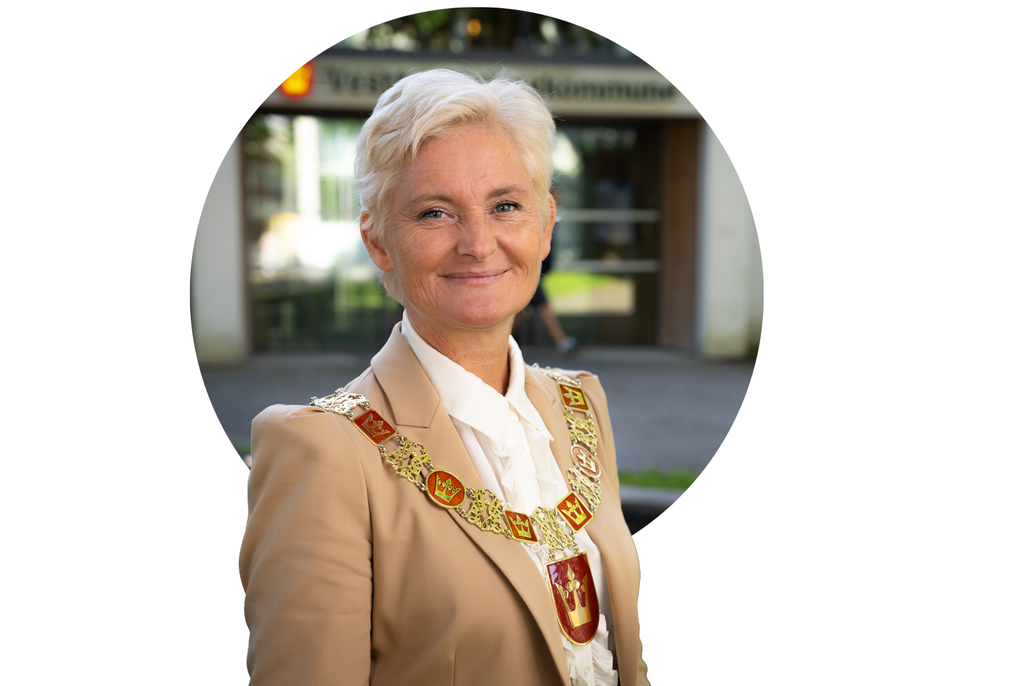 Kvinne med grå bakgrunn