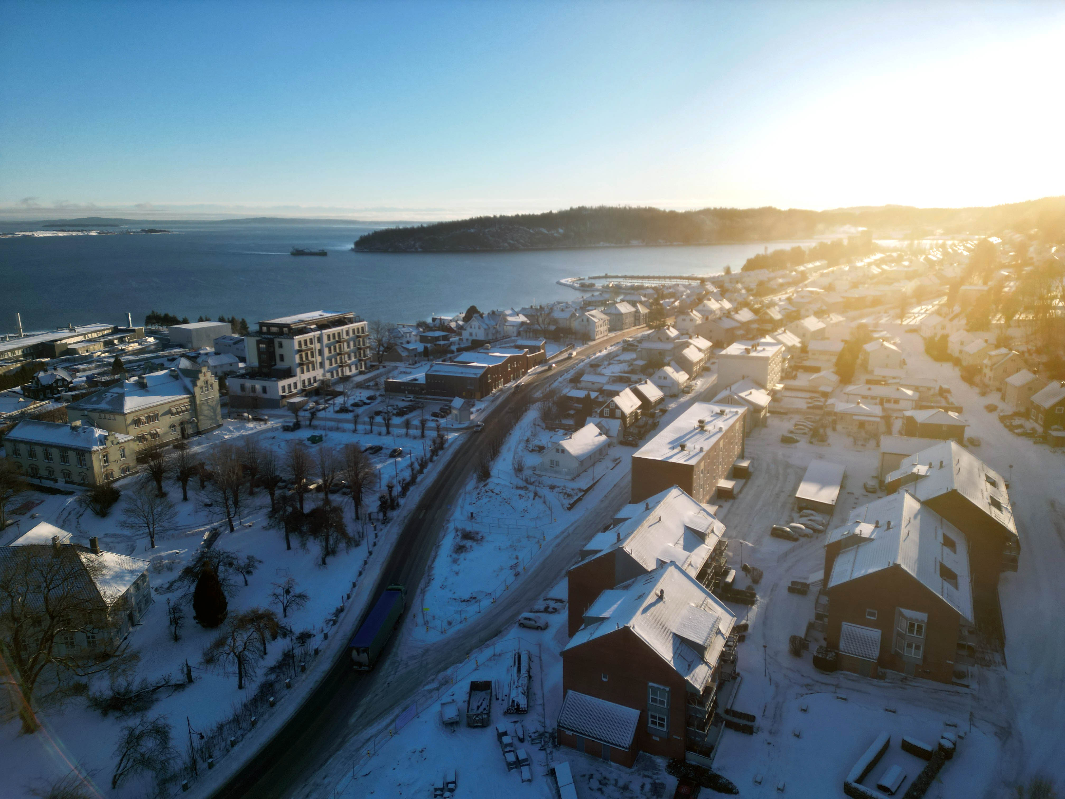 Dronebilde tatt i retning syd av Holmestrand sentrum men Nedre Gausen og Hagemannsparken i bakgrunn