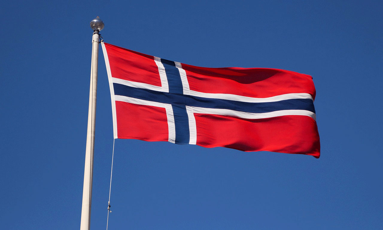 Det norske flagget vaier i vinden.