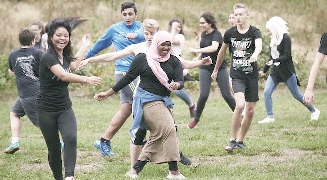 Bilde av elever som har gymtime ute